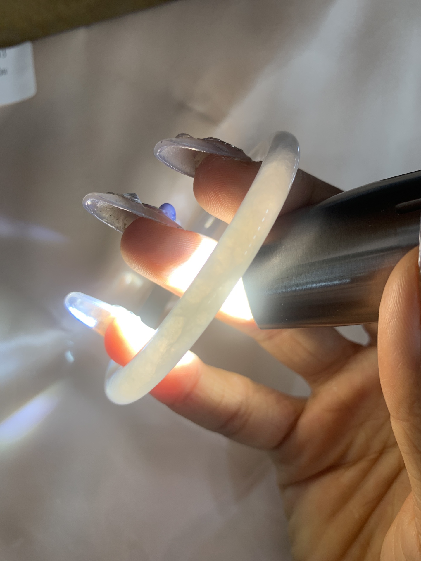 白月光美人条 54.3-7-6 0412-N410-3 打灯细纹，底妆细腻，水水润润的白月光，如同夜空中最温柔的那一抹月光，轻轻洒落你的手腕，带来一份宁静与雅致