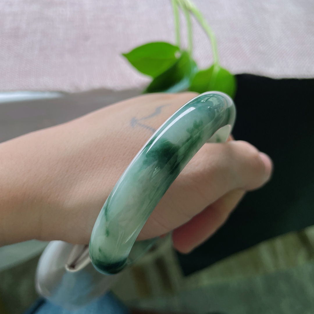 56/12.2/8.4，飘花正圈，底子细腻干净，玉含灵韵，花自飘零。有纹，ss49379a