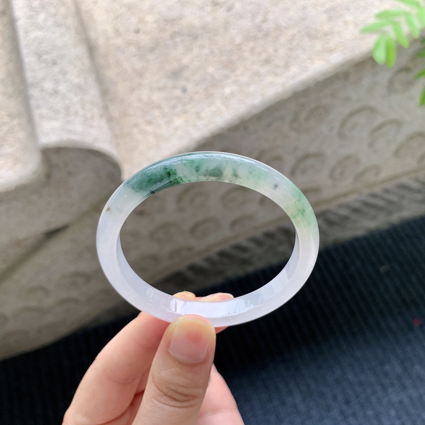 正圈50 51【圈口】51.7/9/5.8【编码】QX041206【描述】糯冰飘花，水润，种老，细腻，打灯有棉线