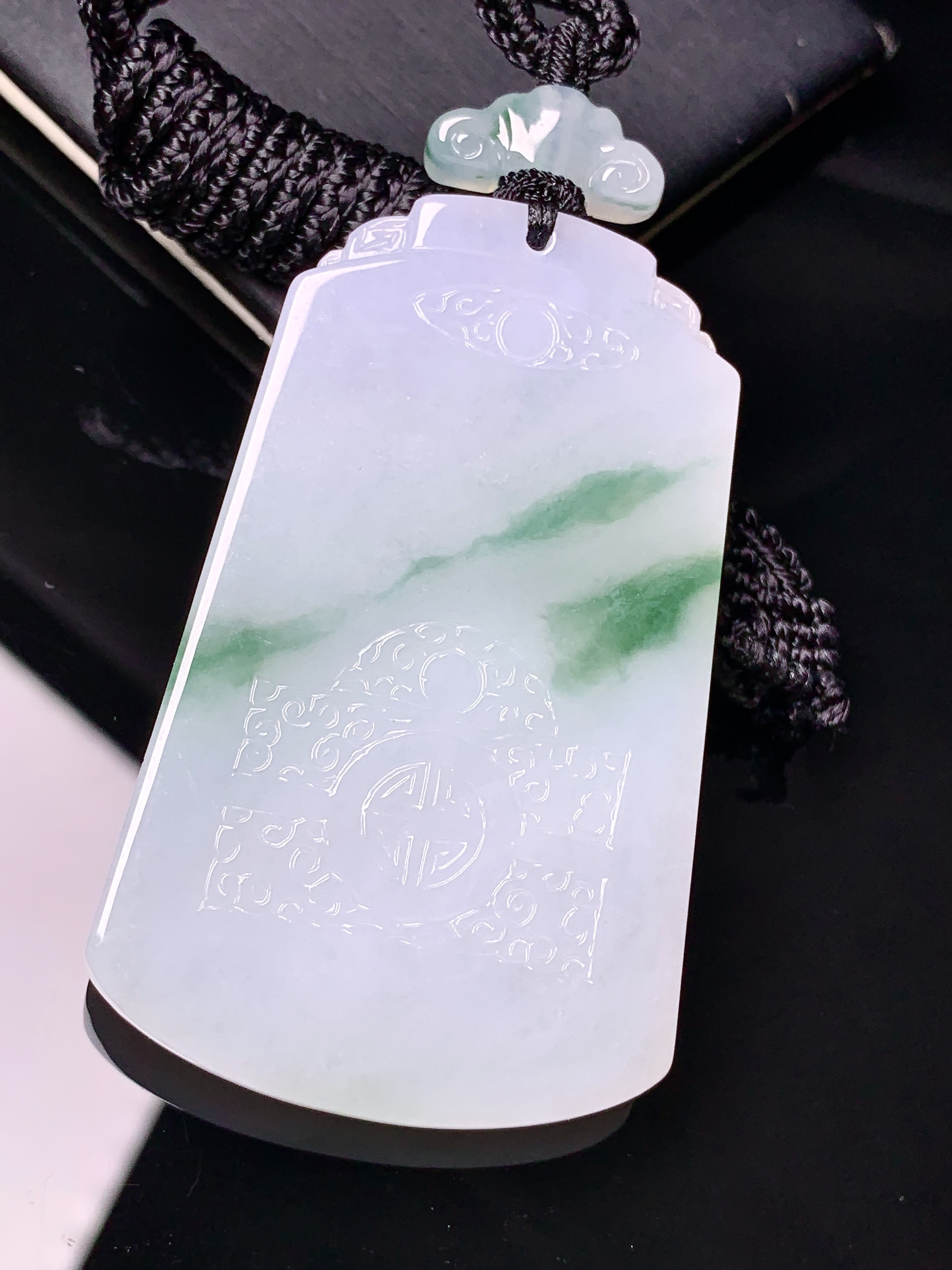 飘绿无事牌吊坠 玉质细腻 色泽艳丽清新 水润亮眼 整体尺寸57.6*35.2*5.5L1