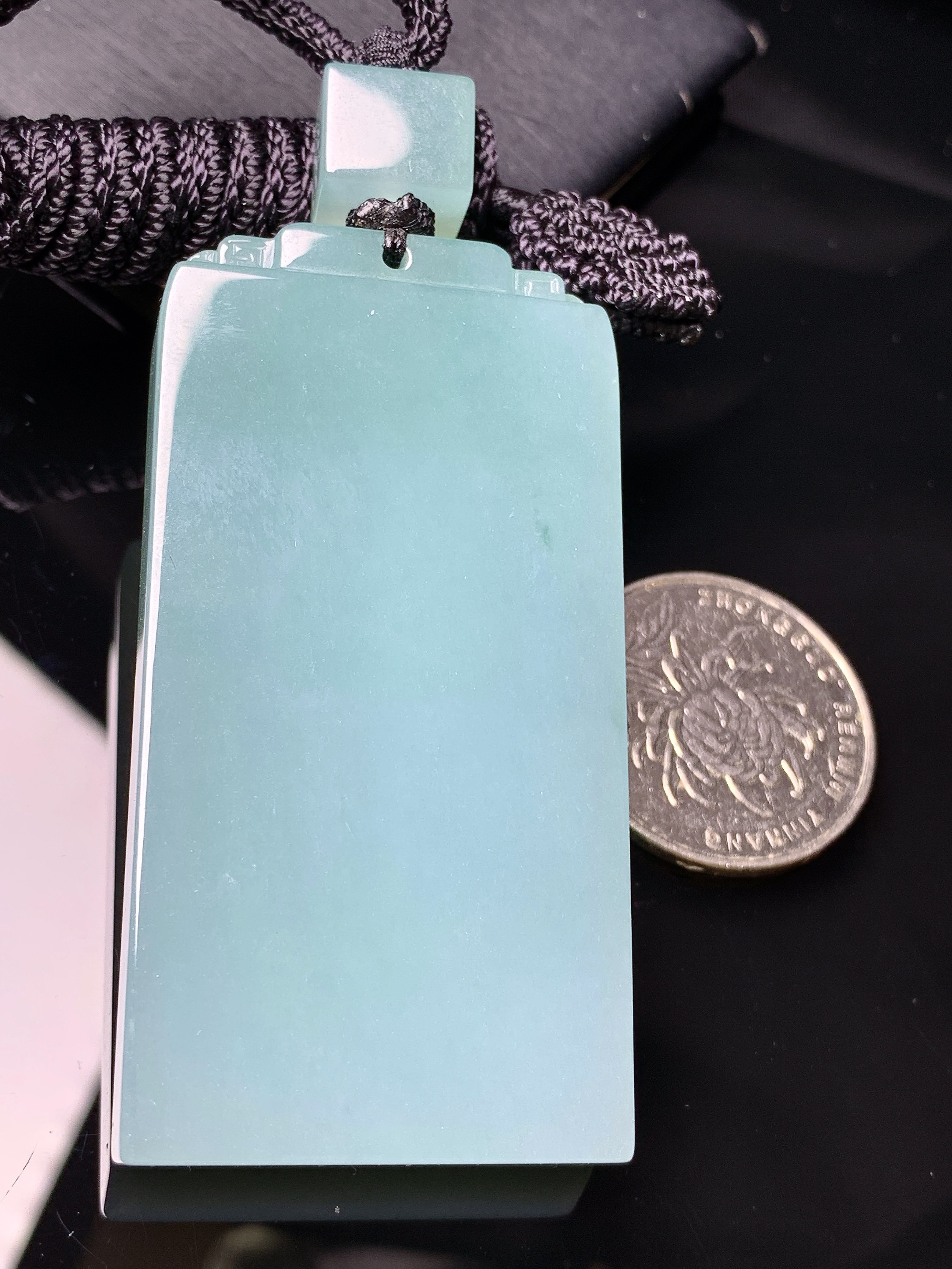 天蓝色无事牌吊坠 玉质细腻 色泽艳丽清新 水润亮眼 整体尺寸61.8*31.6*8.2L1