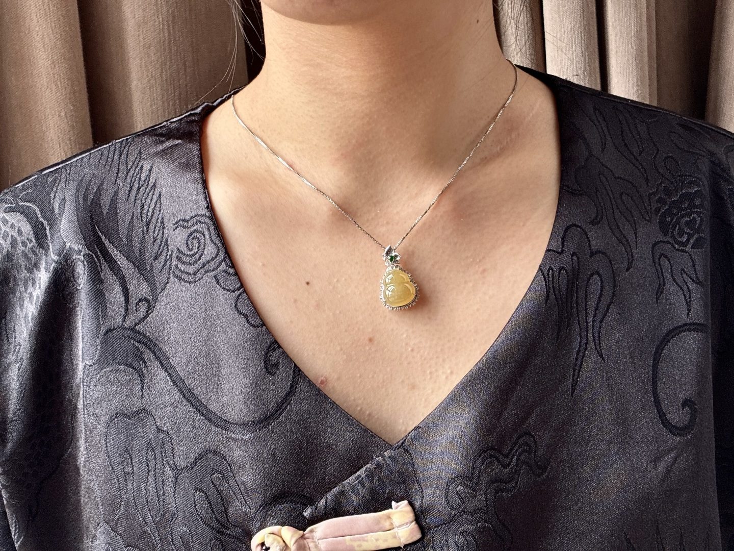 【镶嵌】️冰黄翡葫芦吊坠 【说明】缅料 18k金镶嵌 性比高 【整体】27.2-16.7-11.5 【裸石】15.6-13.5-6.2 【重量】4.2克 无裂