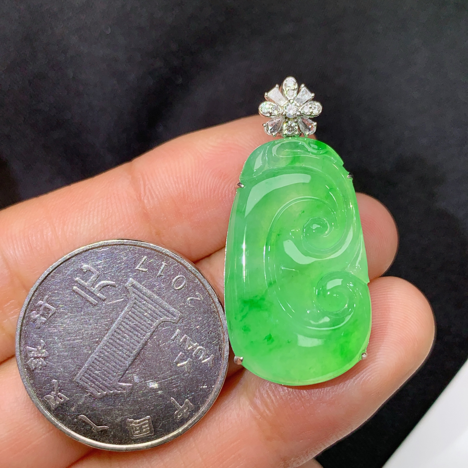 冰阳绿如意吊坠，18k金镶嵌，冰润色阳，玉质细腻，种水足，Ff 尺寸34.4*16.5*6.6