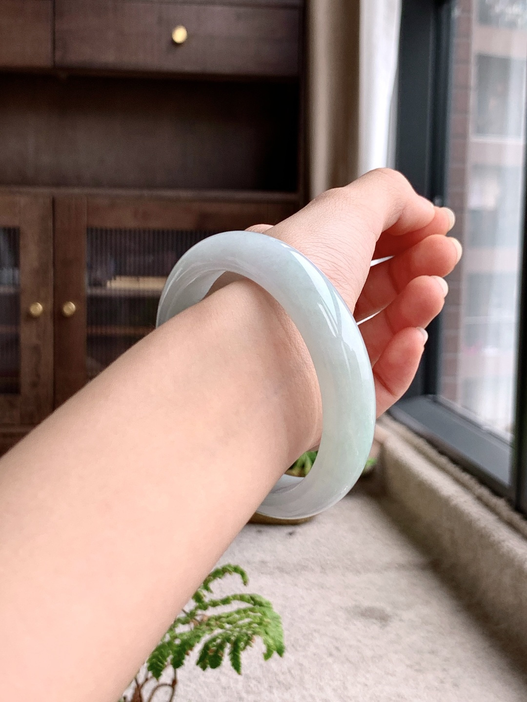 【手镯】正圈 圈口56.9-13.6-8.7【说明】晴水化底 冰晴水 种老细腻 缅甸A货翡翠 有细纹 【重量】64.1克