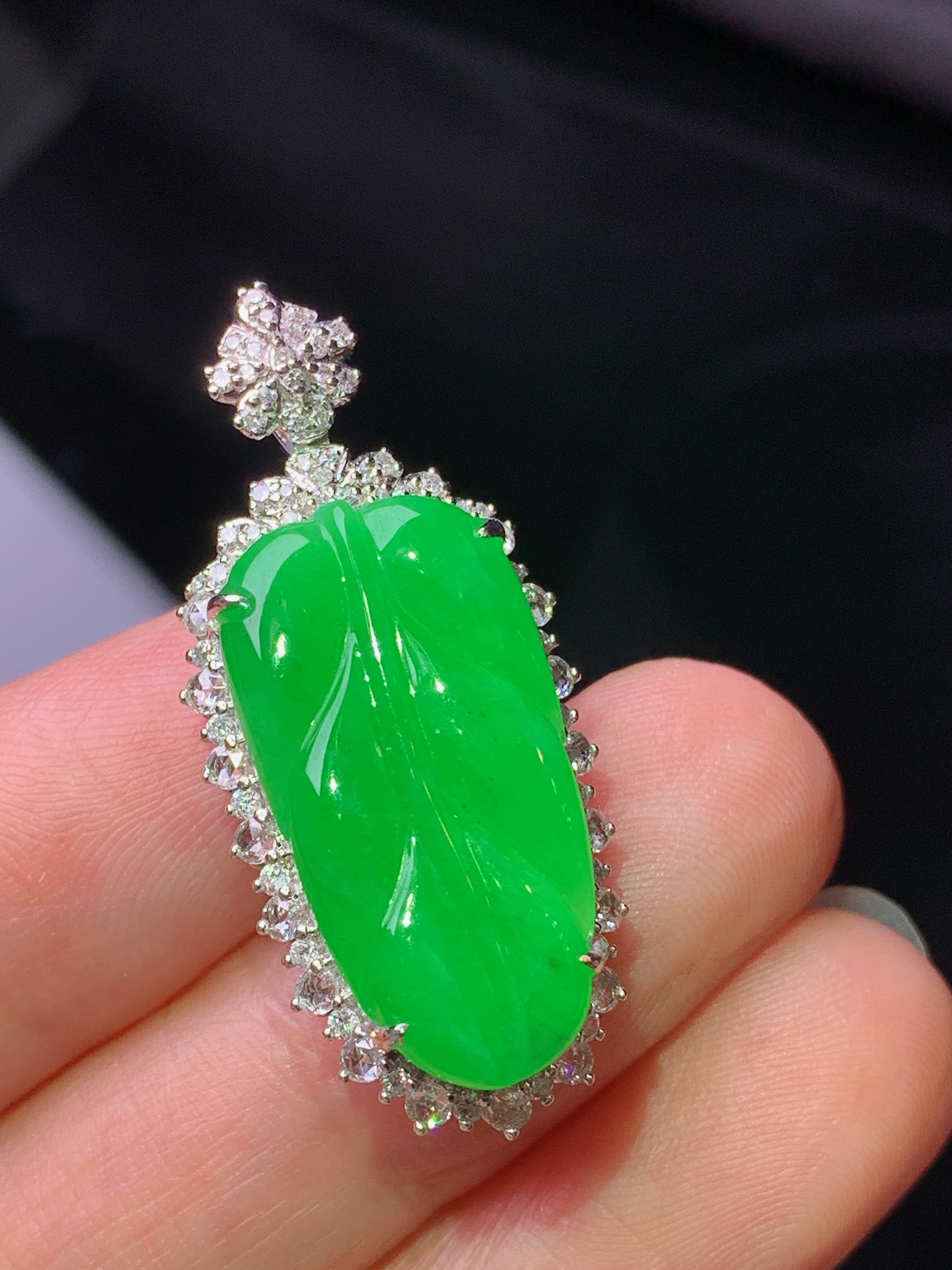 18k金钻镶嵌翠绿树叶吊坠 玉质细腻 色泽艳丽清新 水润亮眼 整体尺寸34*15*10m2