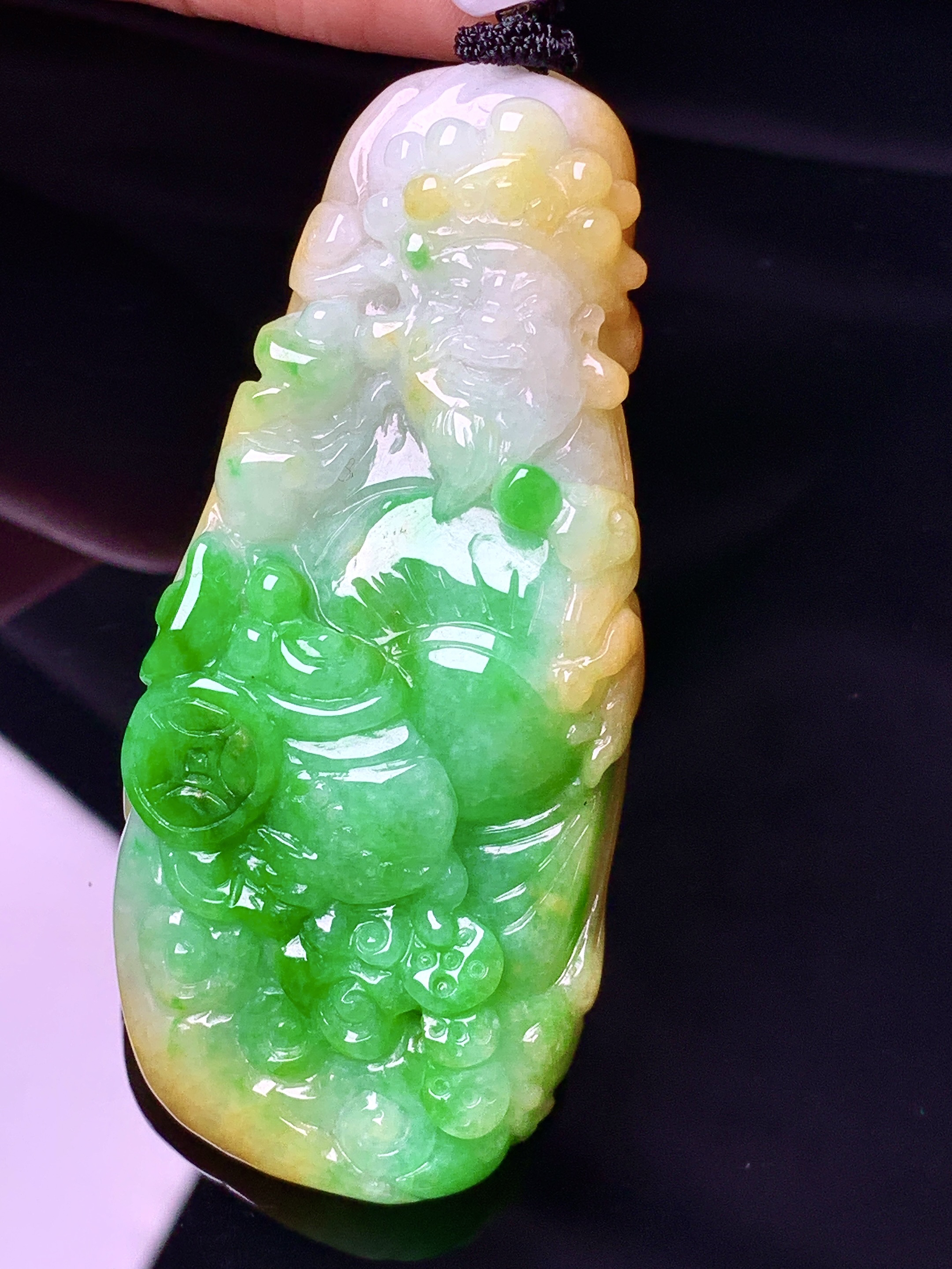 飘黄绿佛财神吊坠 玉质细腻 色泽艳丽清新 水润亮眼 整体尺寸66.5*30.2*14.2w1