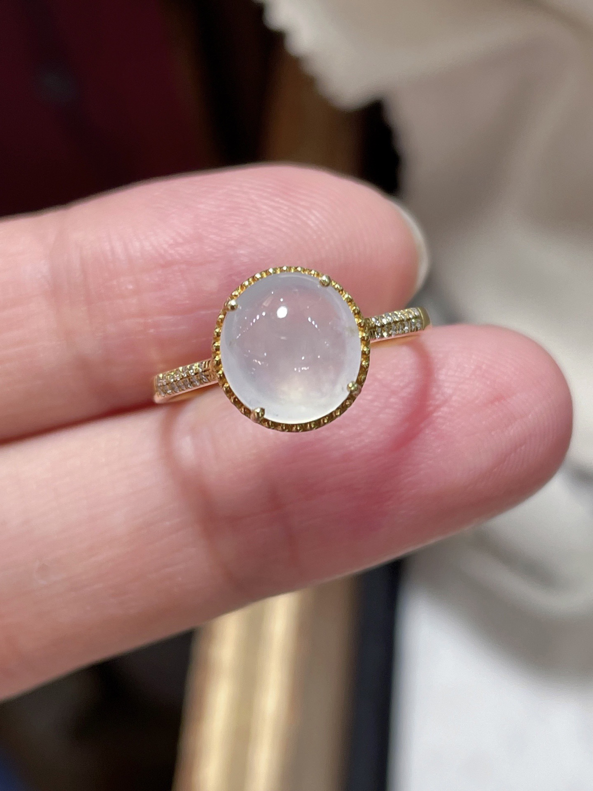 翡翠冰蛋面戒指，种水好好
裸石很饱满，专挑好品相，18k金钻石镶嵌