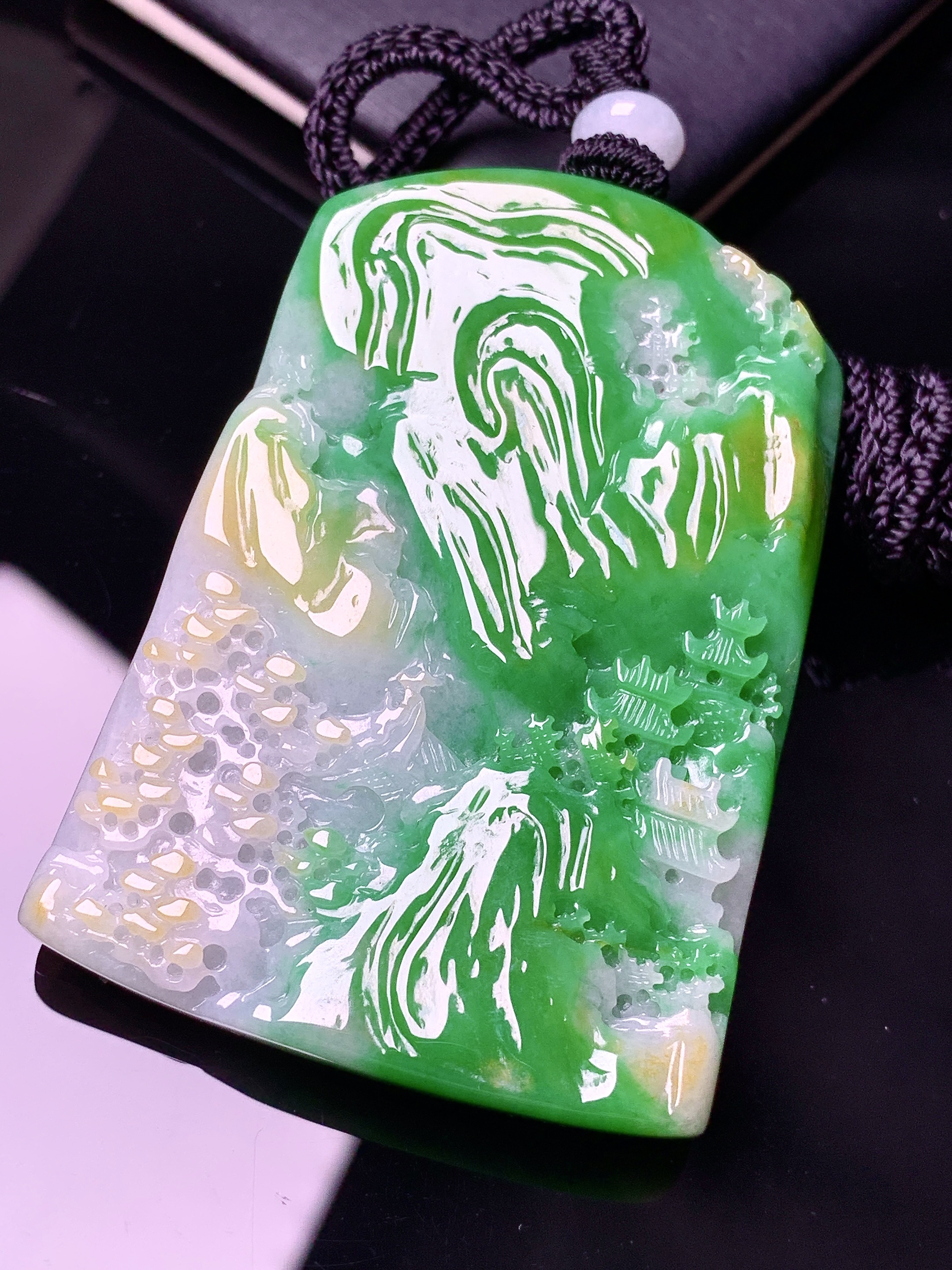 飘黄绿翡山水吊坠 玉质细腻 色泽艳丽清新 水润亮眼 整体尺寸54.5*38.5*7.2w1