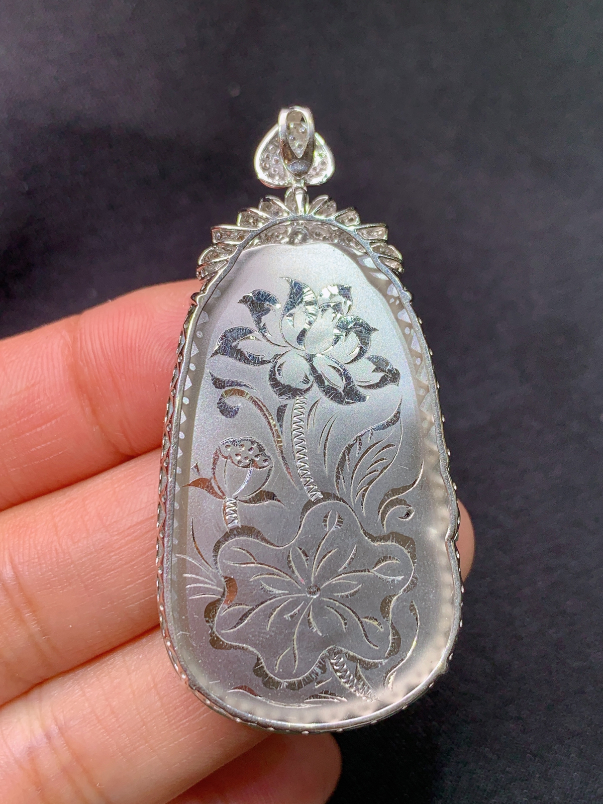 冰飘绿如意吊坠，18k金镶嵌，冰润色阳，玉质细腻，种水足，Nn 尺寸54.1*26.5*6.3