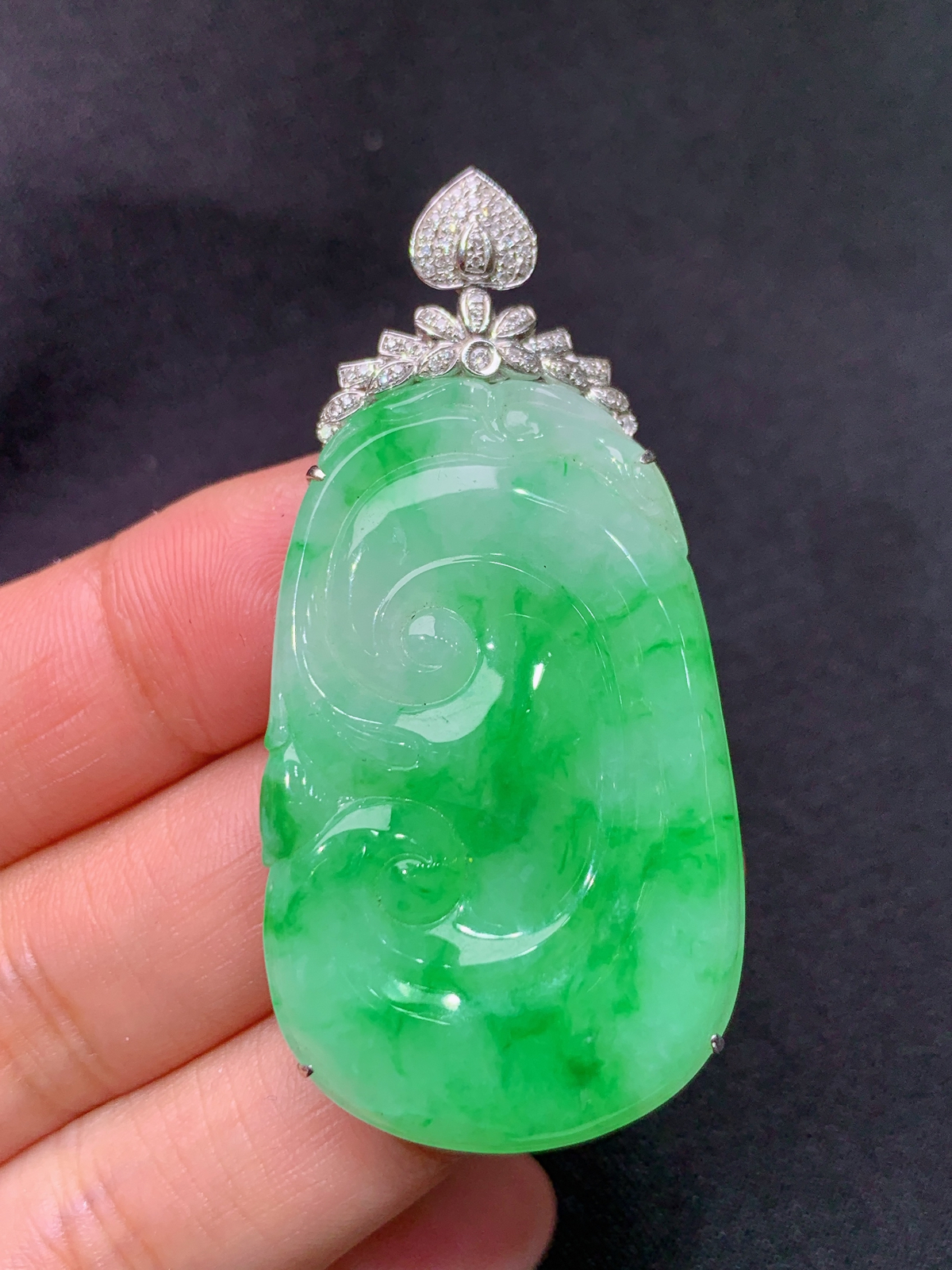 冰飘绿如意吊坠，18k金镶嵌，冰润色阳，玉质细腻，种水足，Nn 尺寸54.1*26.5*6.3