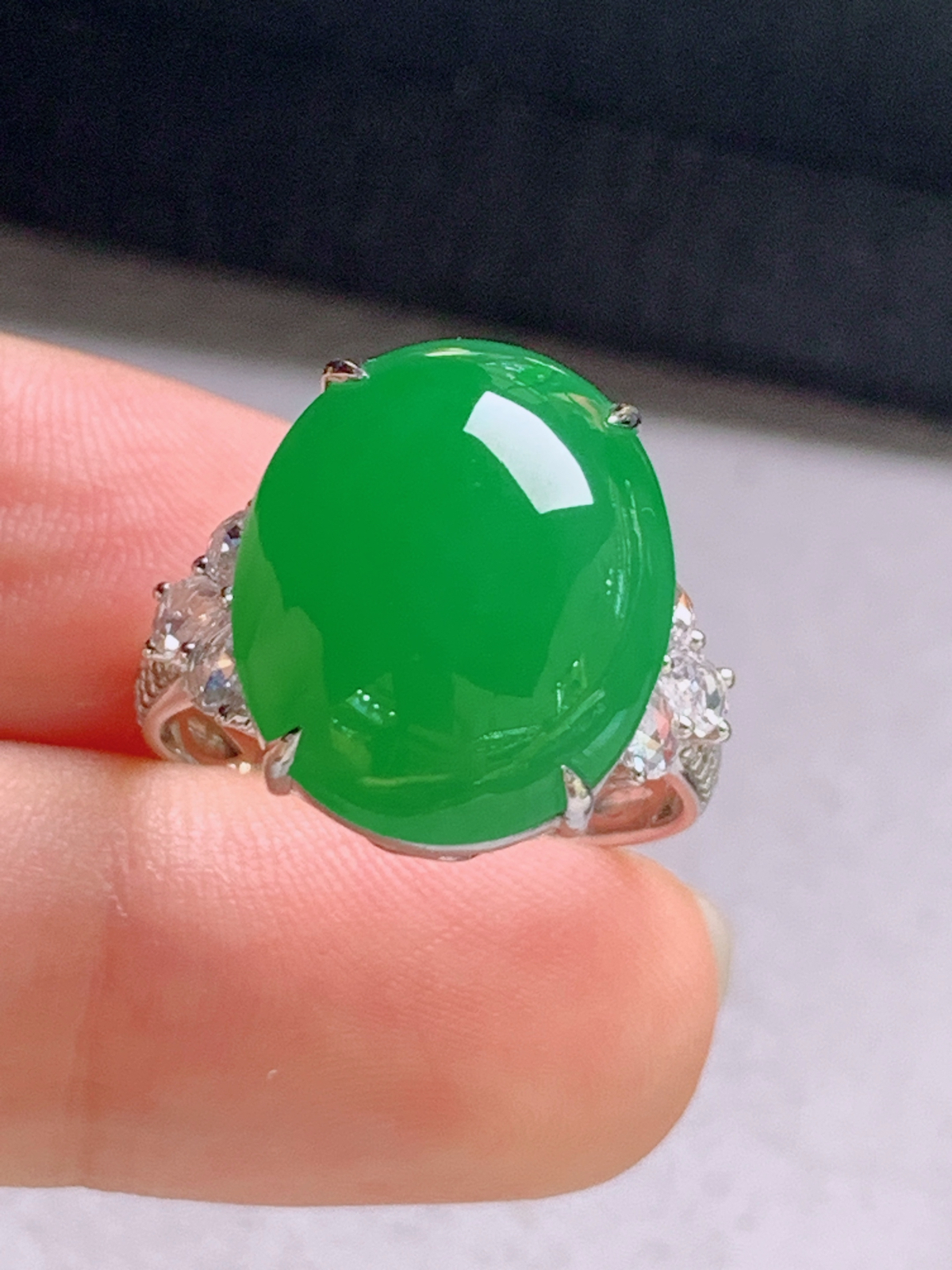 ️  冰阳绿旦面戒指，色阳饱满
裸石15.9-13.4-6.4
圈口14