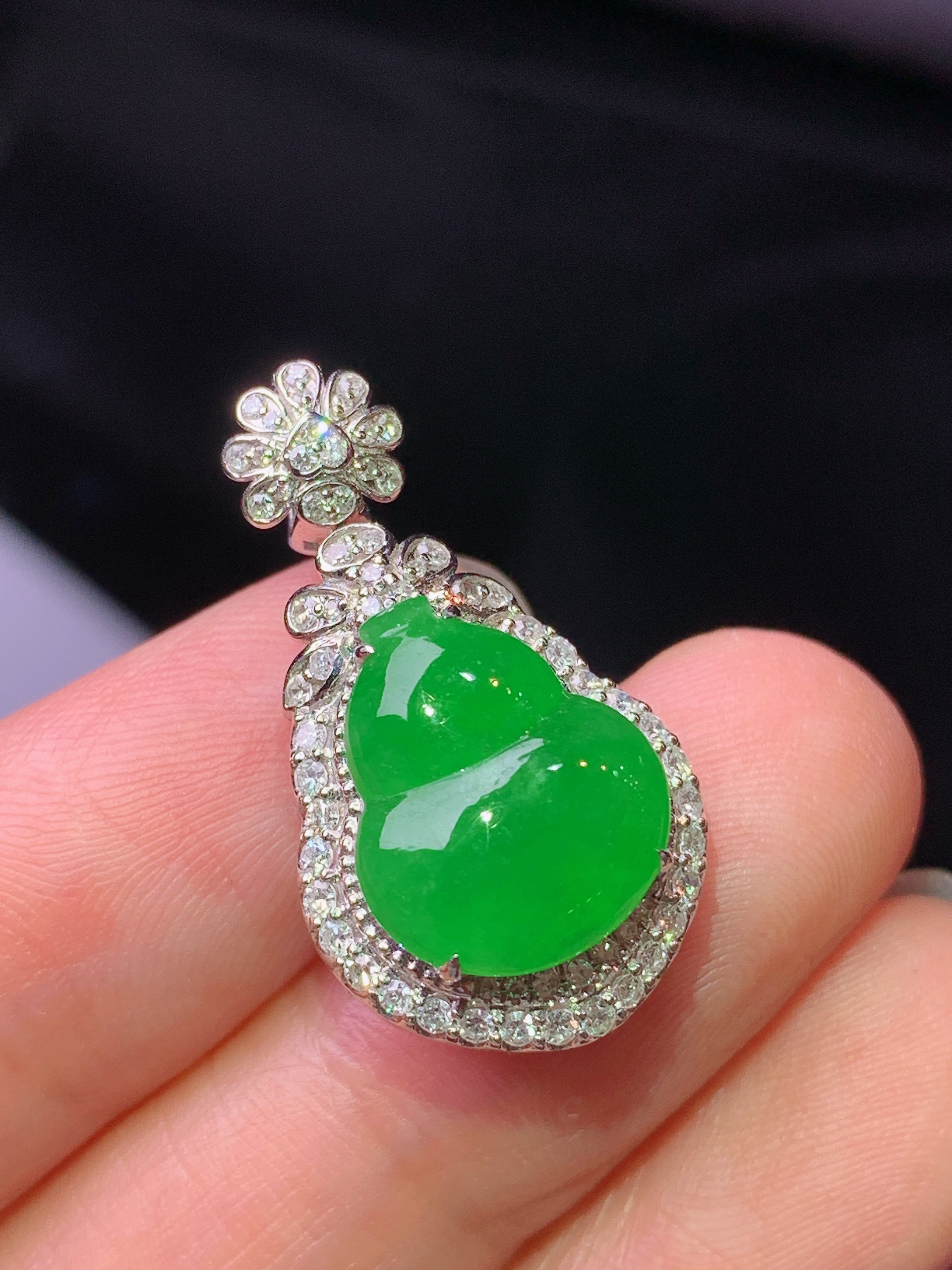 18k金钻镶嵌满绿葫芦吊坠 玉质细腻 色泽艳丽清新 水润亮眼 整体尺寸26*14.5*10h1