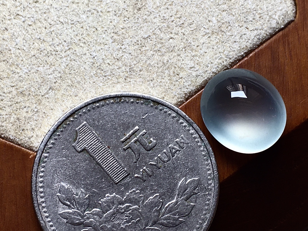 玻璃种底色蛋面 冰透感十足，起光感，无裂，尺寸12*10.8*6.3