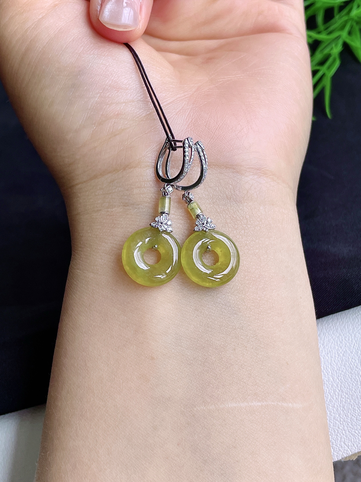 【镶嵌】高冰黄翡甜甜圈耳坠 
【说明】缅料 18k金镶嵌 性价比高  
【整体】36.8
【裸石】14-3.2..