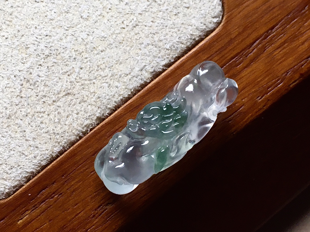 玻璃种飘花小龙牌 雕工很细致，栩栩如生，无裂 尺寸20.2*7.3*7