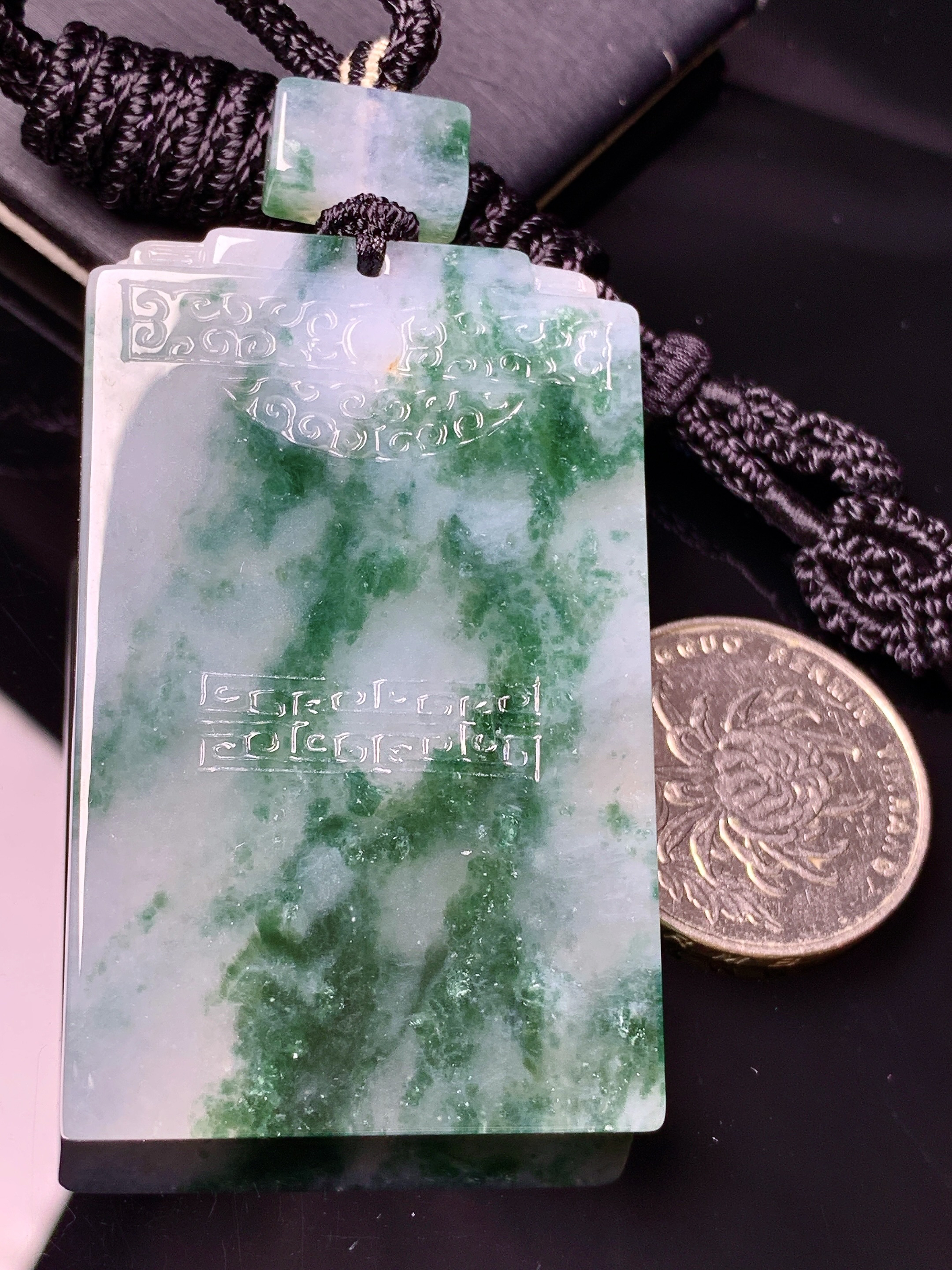 飘绿雕花无事牌吊坠 玉质细腻 色泽艳丽清新 水润亮眼 整体尺寸55*34.2*6L1