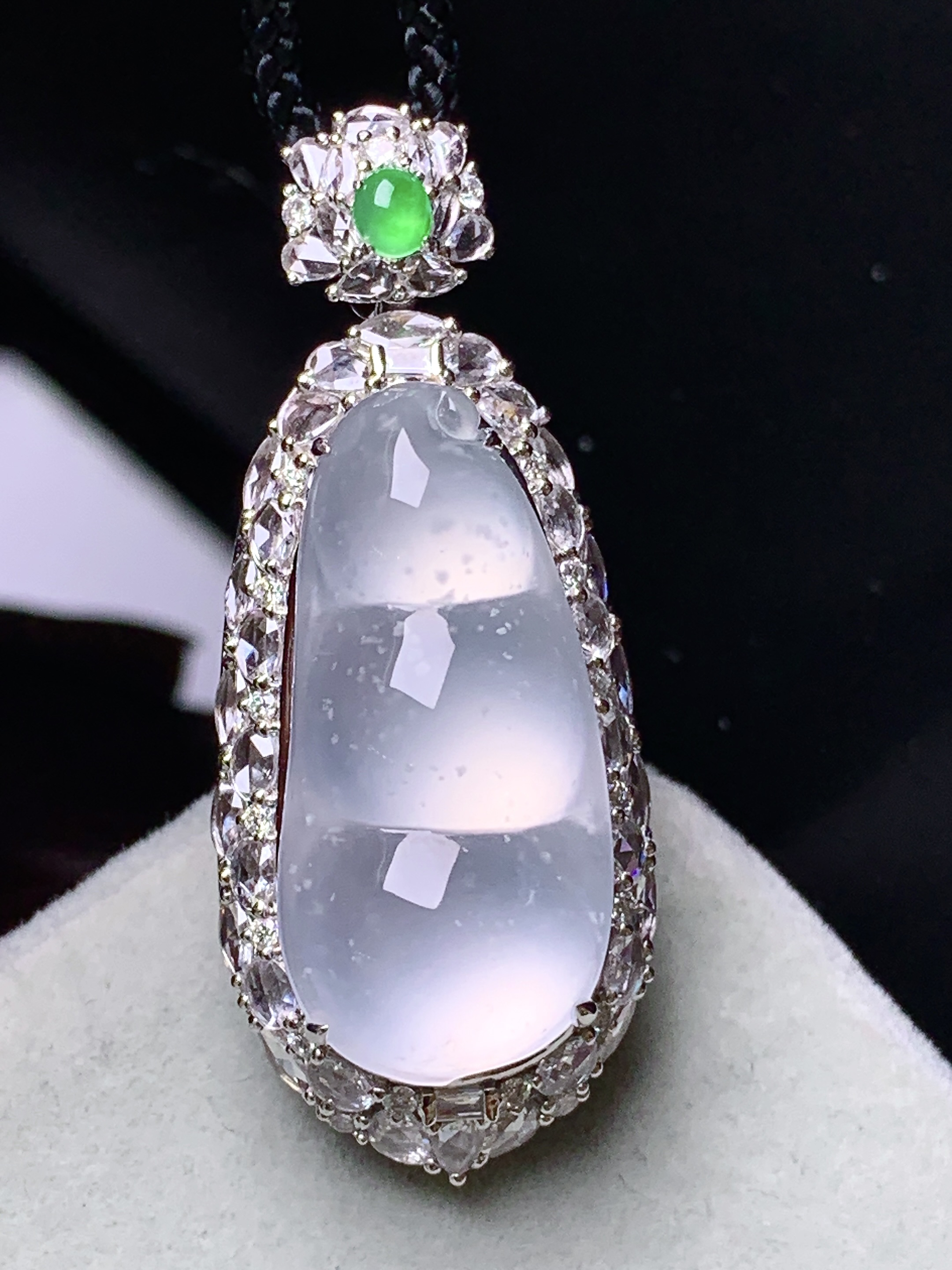 18k金钻镶嵌冰种四季豆吊坠 玉质细腻 色泽艳丽清新 水润亮眼 整体尺寸42.2*17.3*14.5b12