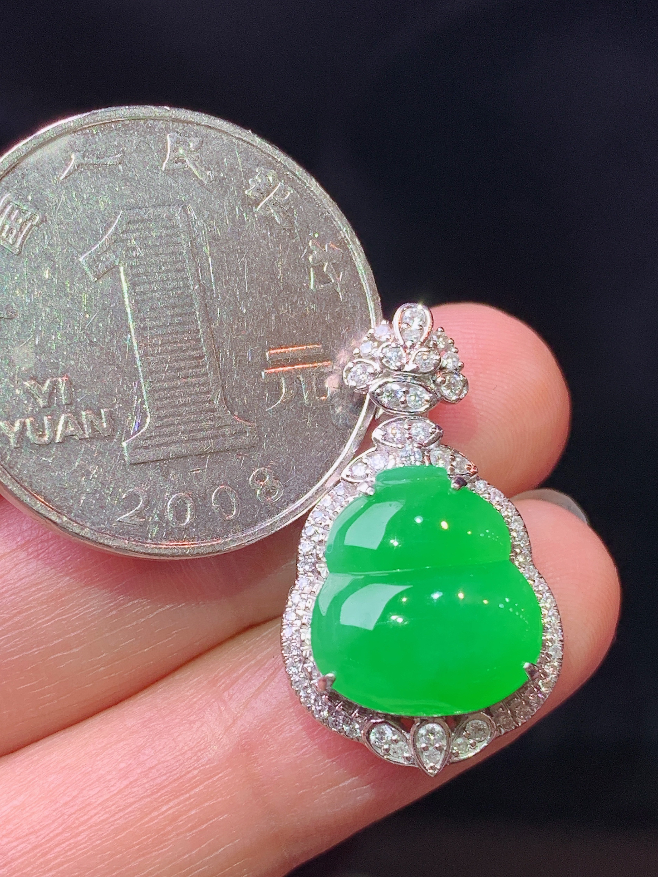 18k金钻镶嵌满绿葫芦吊坠 玉质细腻 色泽艳丽清新 水润亮眼 整体尺寸25.3*15*9L2
