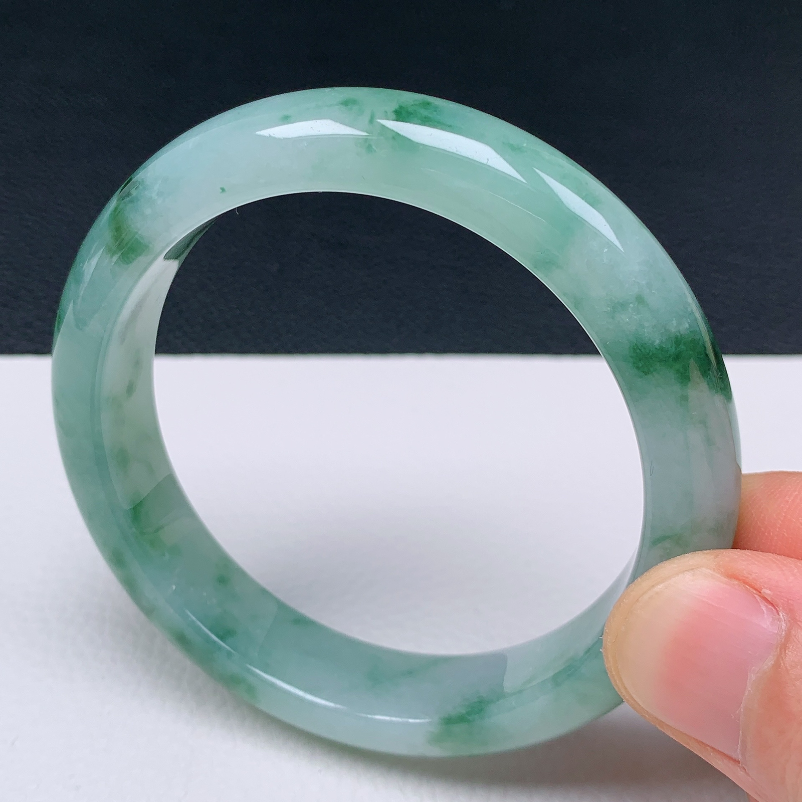 天然翡翠圈口57-58老坑冰透飘绿花手镯 玉质细腻 种水好 尺寸：57.1-12.6-8.2mm  M33