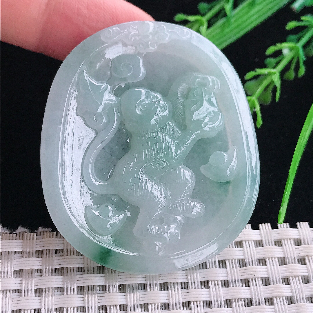 实拍A货翡翠51.3/44.8/5.8老坑冰润起胶飘花生肖猴吊坠翡翠玉牌