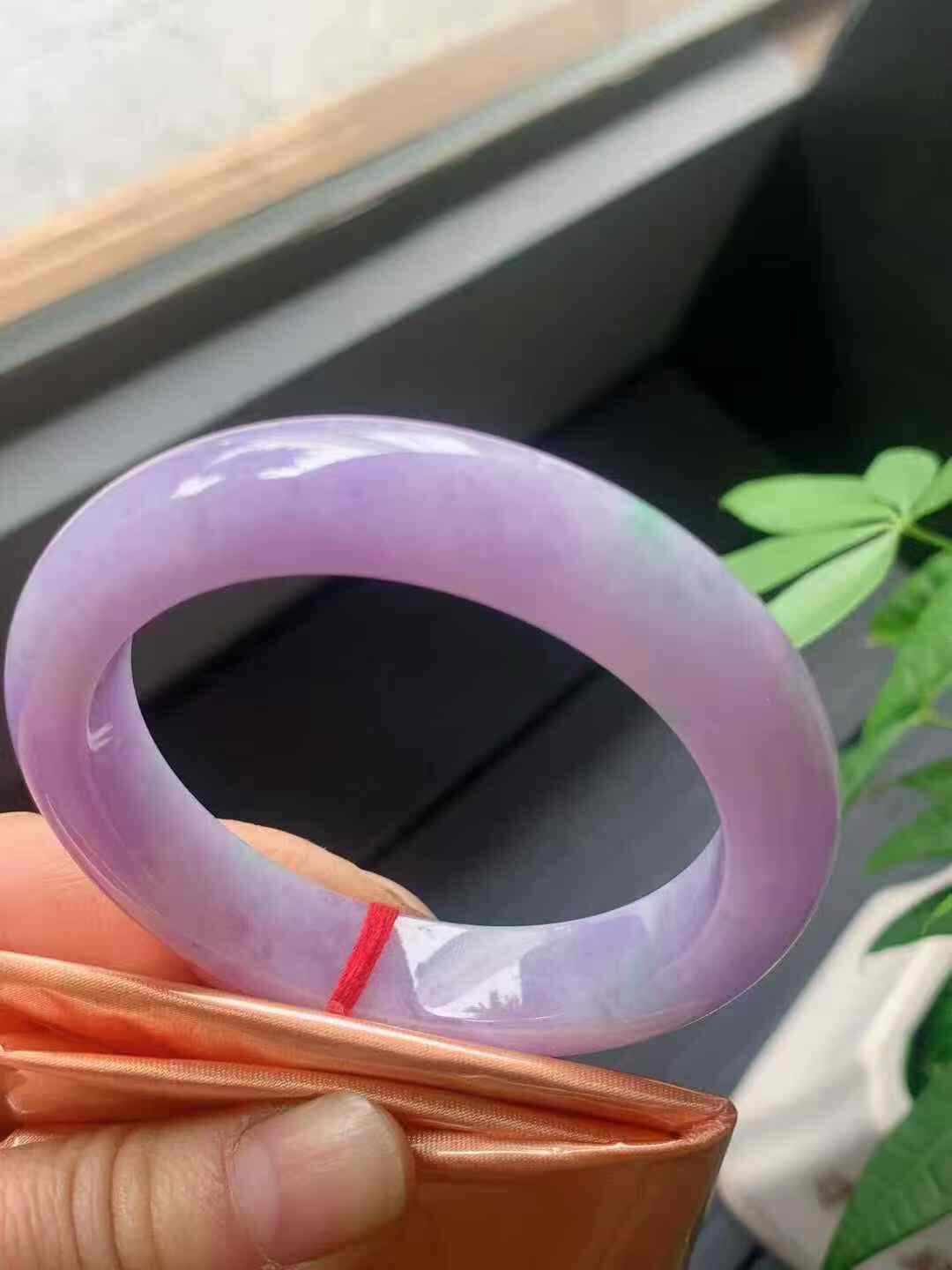 【翡翠名称】老坑种紫罗兰52.2正圈口手镯
【翡翠尺寸】52.2/12.2/8.9mm适合51-53.5正圈口佩戴
【翡翠描述】宝贝种老水足，玉质细腻，色泽靓丽，性价比高，佩戴效果好！
【其它赠送】权威证书/精美挂绳盒子/支持全国复检