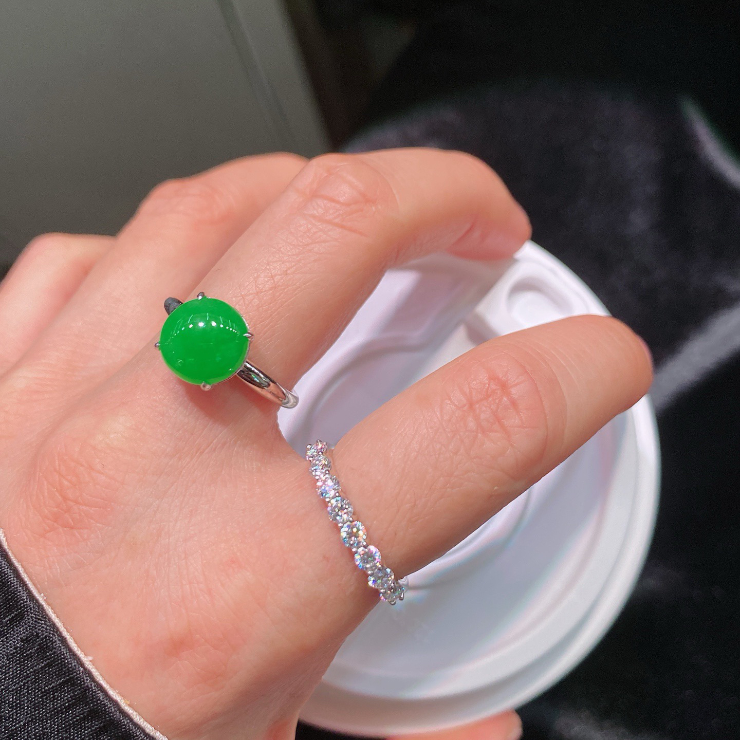 冰阳绿蛋面戒指 
冰种阳绿，色泽浓郁鲜亮
蛋面圆润饱满，18K金镶嵌
尺寸如图一  实物更美～