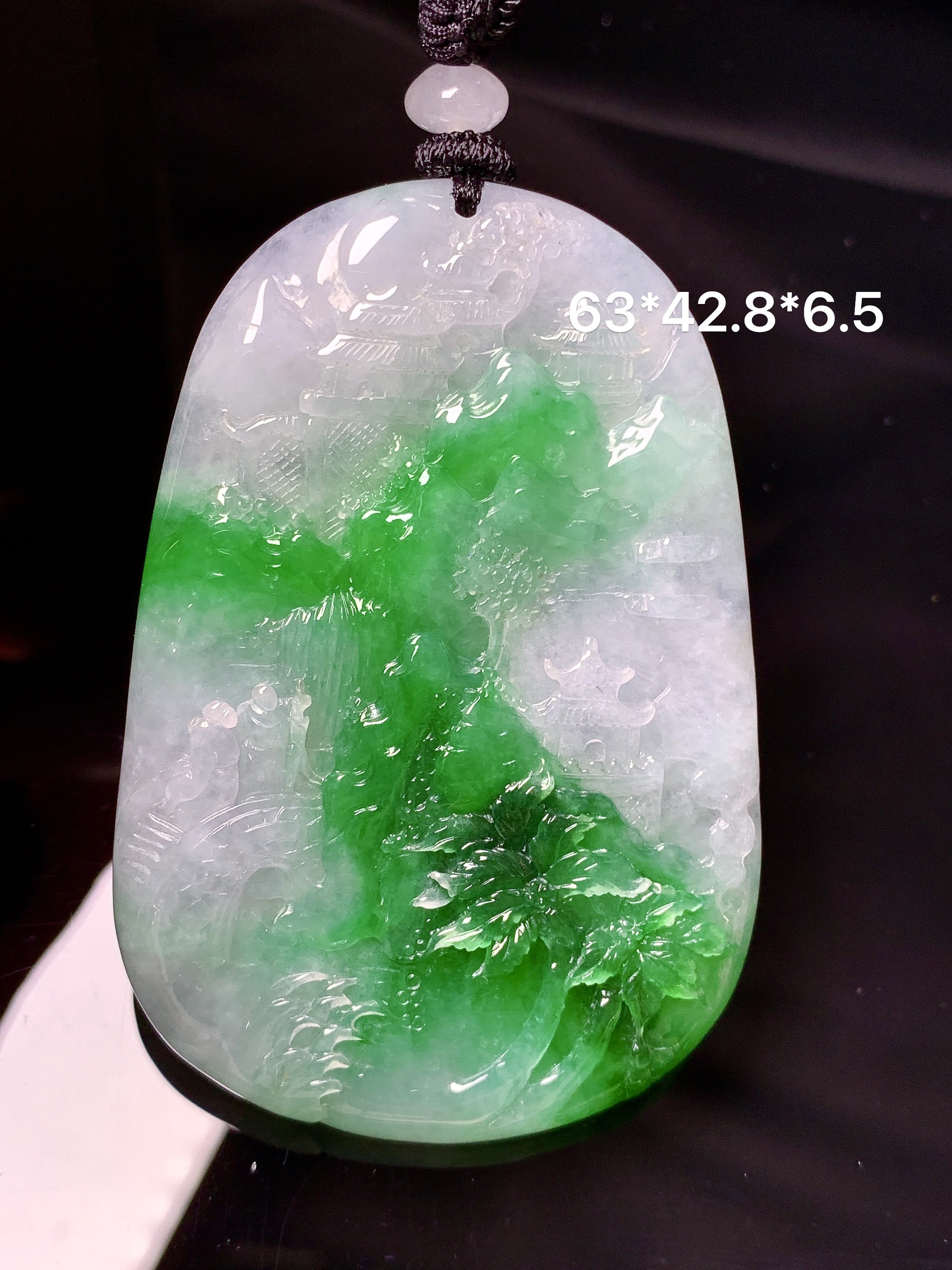 飘绿山水牌子吊坠 玉质细腻 色泽艳丽清新 水润亮眼 整体尺寸63*42.8*6.5w1