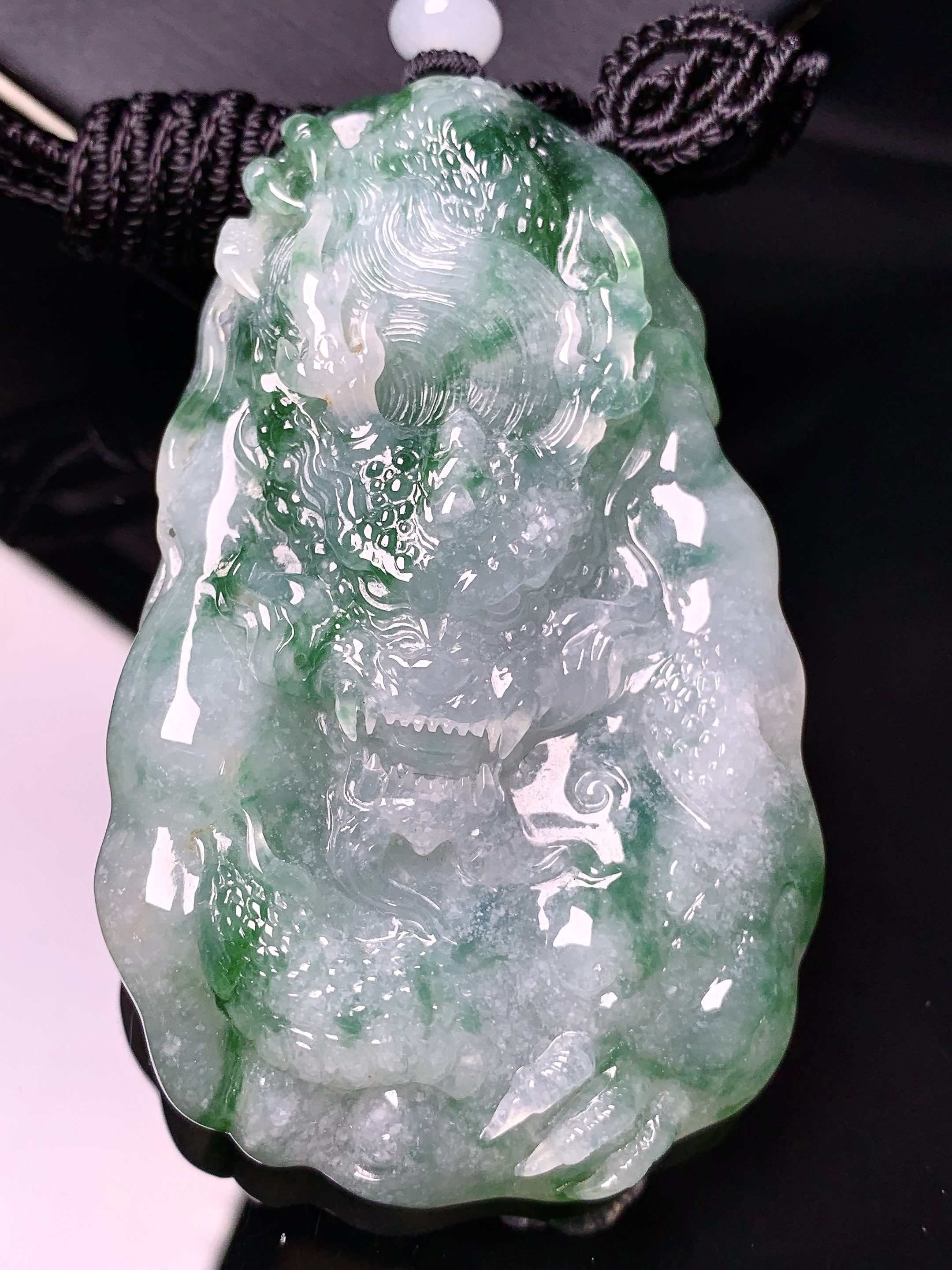 飘绿龙牌吊坠 玉质细腻 色泽艳丽清新 水润亮眼 整体尺寸73.6*45.6*14.5L1