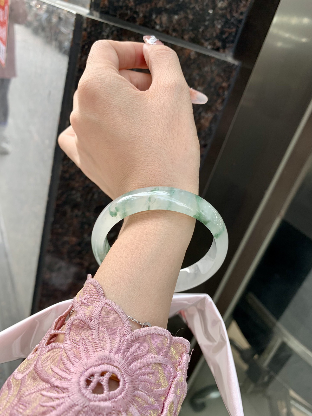 冰飘花正圈
底妆水润细腻，冰底中开出了朵朵兰花，飘花灵动飘逸，勾勒出一幅唯美诗意的山水意境画，古典优雅又秀气。