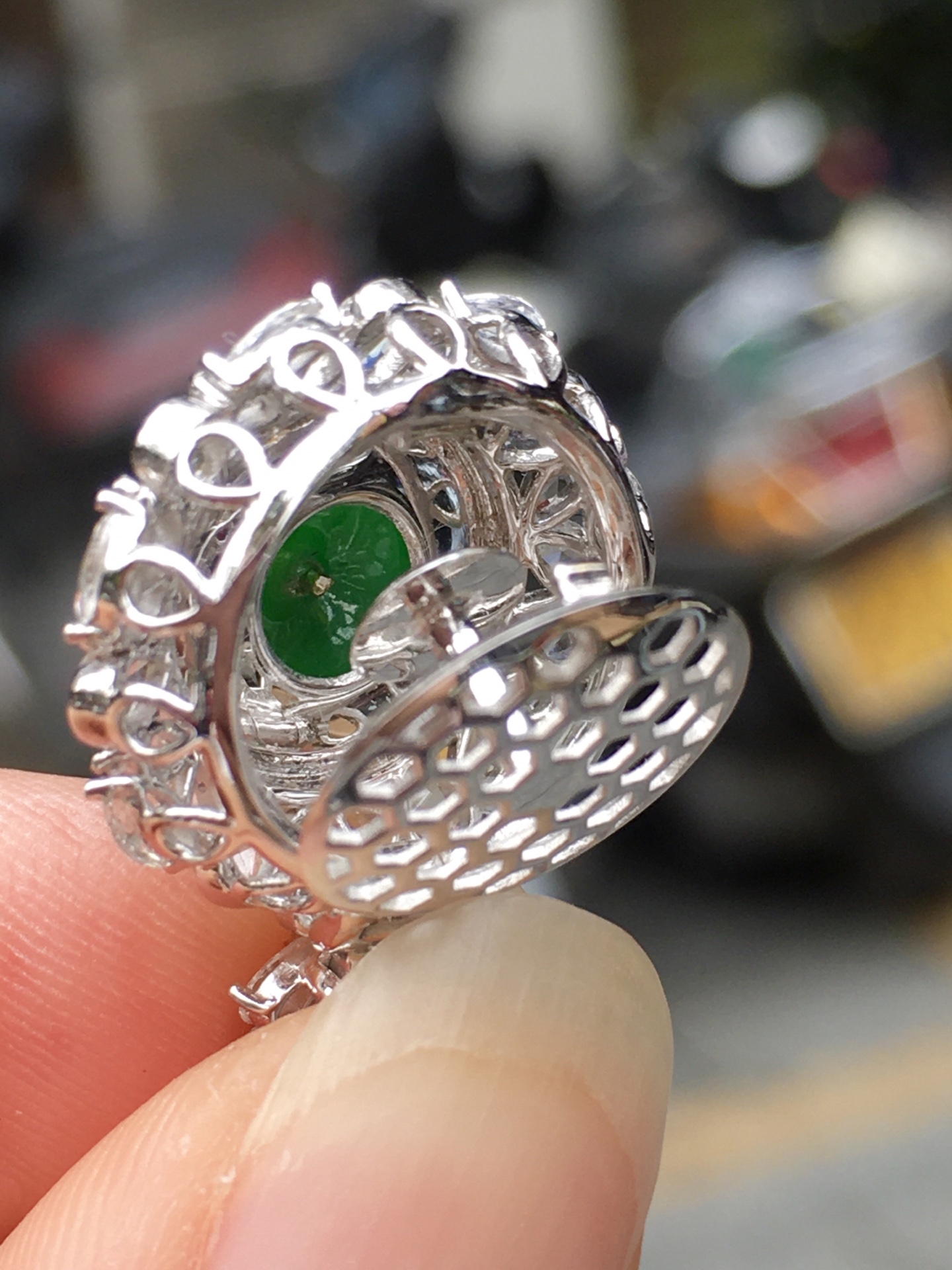 阳绿平安扣吊坠，种色，性比超高。18K金伴钻镶嵌，款式时尚精美。整体尺寸22.8×16.5×8.9 裸石尺寸10.9×10.9×3