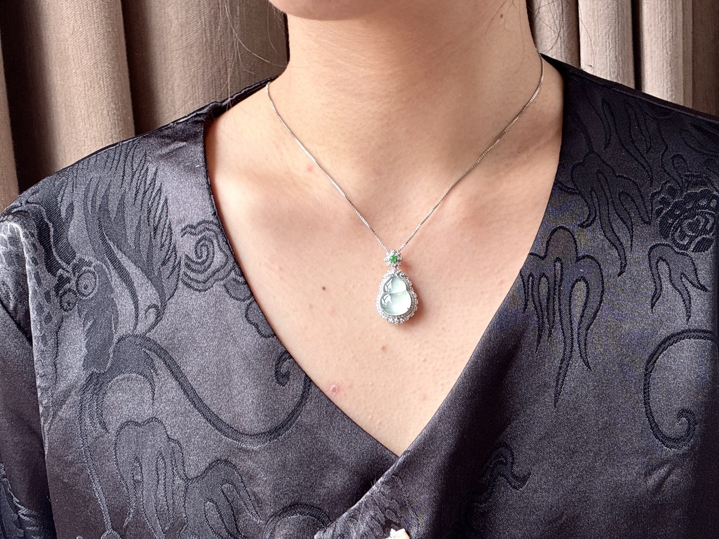 【镶嵌】🫧高冰飘花葫芦吊坠 【说明】缅料 18k金镶嵌 无裂 性比高 【整体】31-17.4-11.4 【裸石】16.8-12.6-3.8 【重量】5克