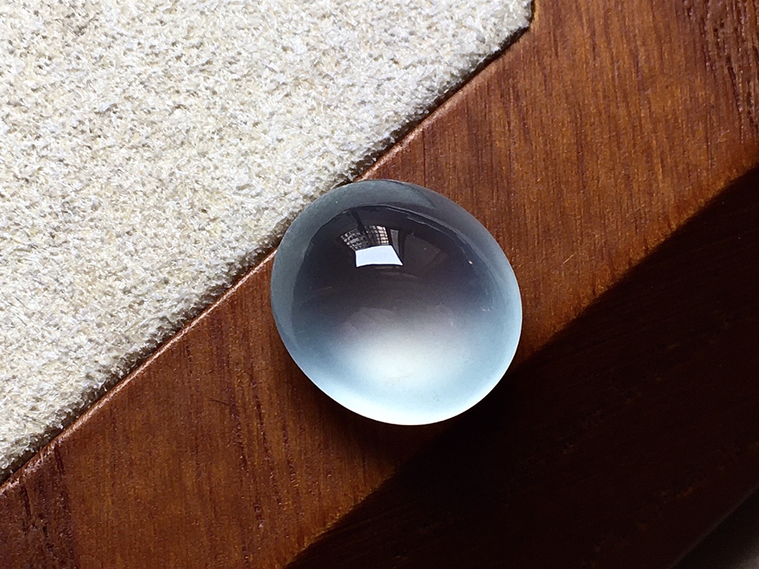 玻璃种底色蛋面 冰透感十足，起光感，无裂，尺寸12*10.8*6.3