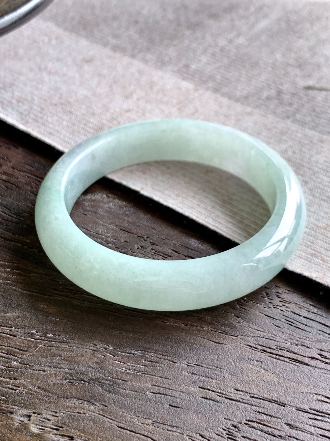 【手镯】正圈 圈口55.5-12.6-8.5【尺寸】55.5-12.6-8.5【说明】晴水化底 冰晴水 种老细腻 缅甸A货翡翠 无裂【重量】59.1克