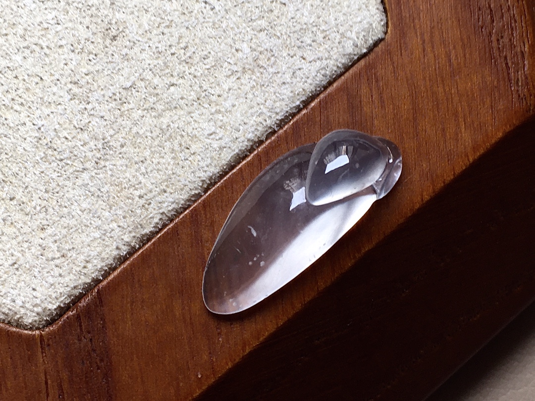 玻璃种福瓜 白皙透亮起光感，无裂，尺寸19.5*8*6