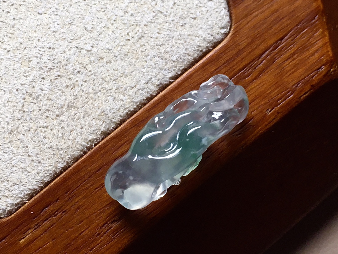 玻璃种飘花小龙牌 雕工很细致，栩栩如生，无裂 尺寸20.2*7.3*7