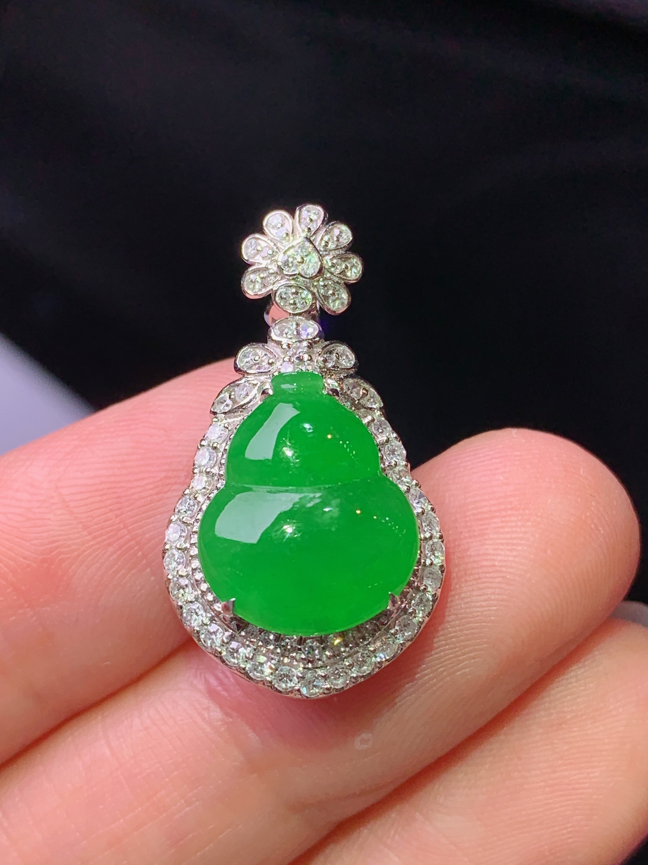 18k金钻镶嵌满绿葫芦吊坠 玉质细腻 色泽艳丽清新 水润亮眼 整体尺寸26*14.5*10h1