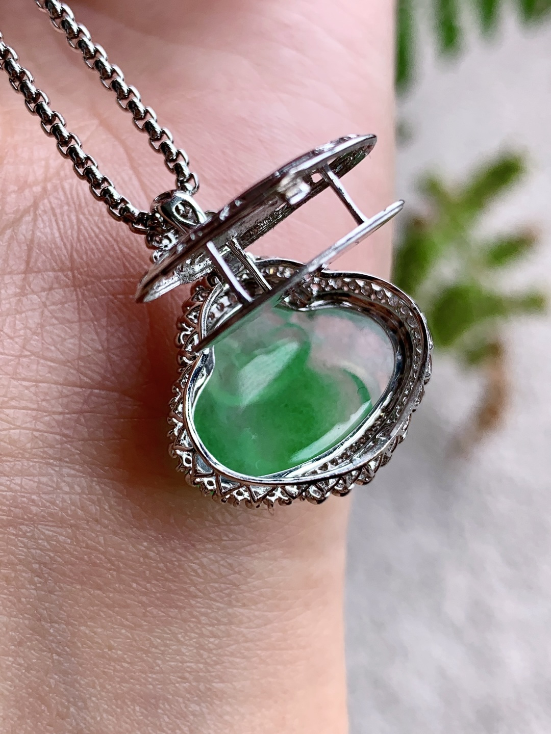 高冰飘绿花佛公吊坠，缅料，18k金镶嵌，无裂，性比高，飘花，25.8-22.2-10.7，13.6-19.6-3，5.7克