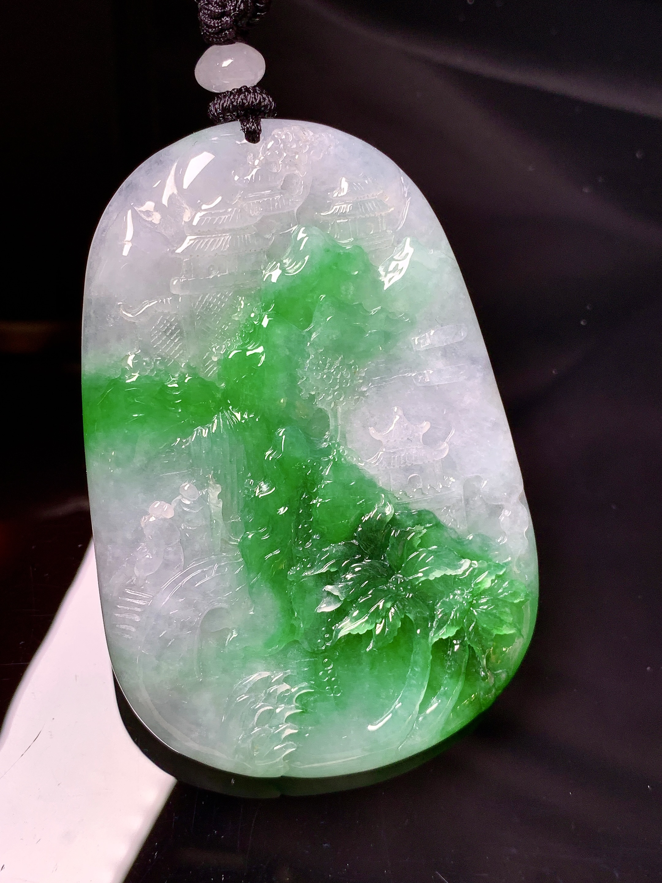 飘绿山水牌子吊坠 玉质细腻 色泽艳丽清新 水润亮眼 整体尺寸63*42.8*6.5w1