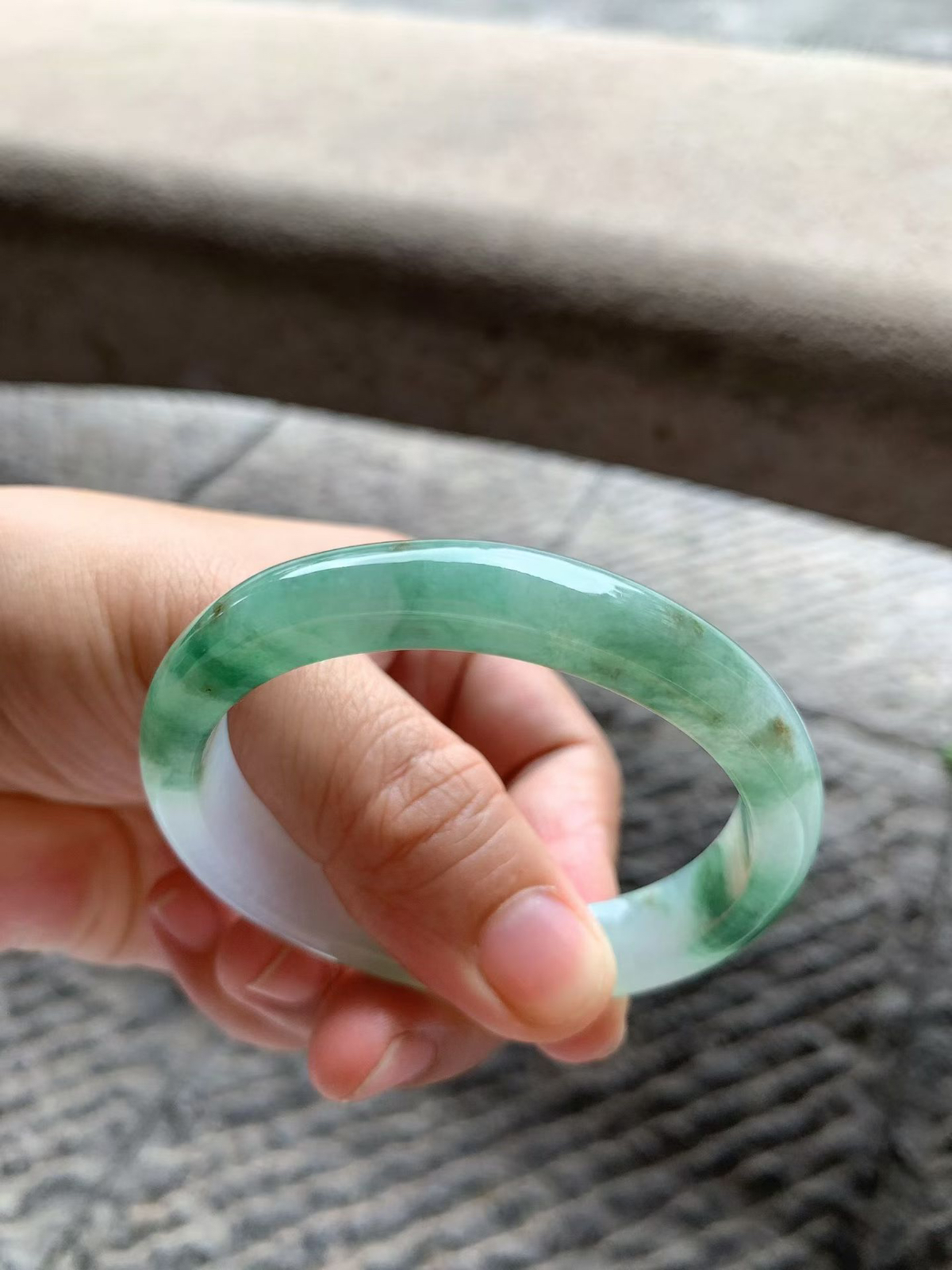芙蓉绿花贵妃手镯尺寸54*11.2*7.5/46.5（换正圈50/51）水头充足，通透度高，肉质细腻，起胶感，底子干净清爽，绿花灵动，带微表皮色！
