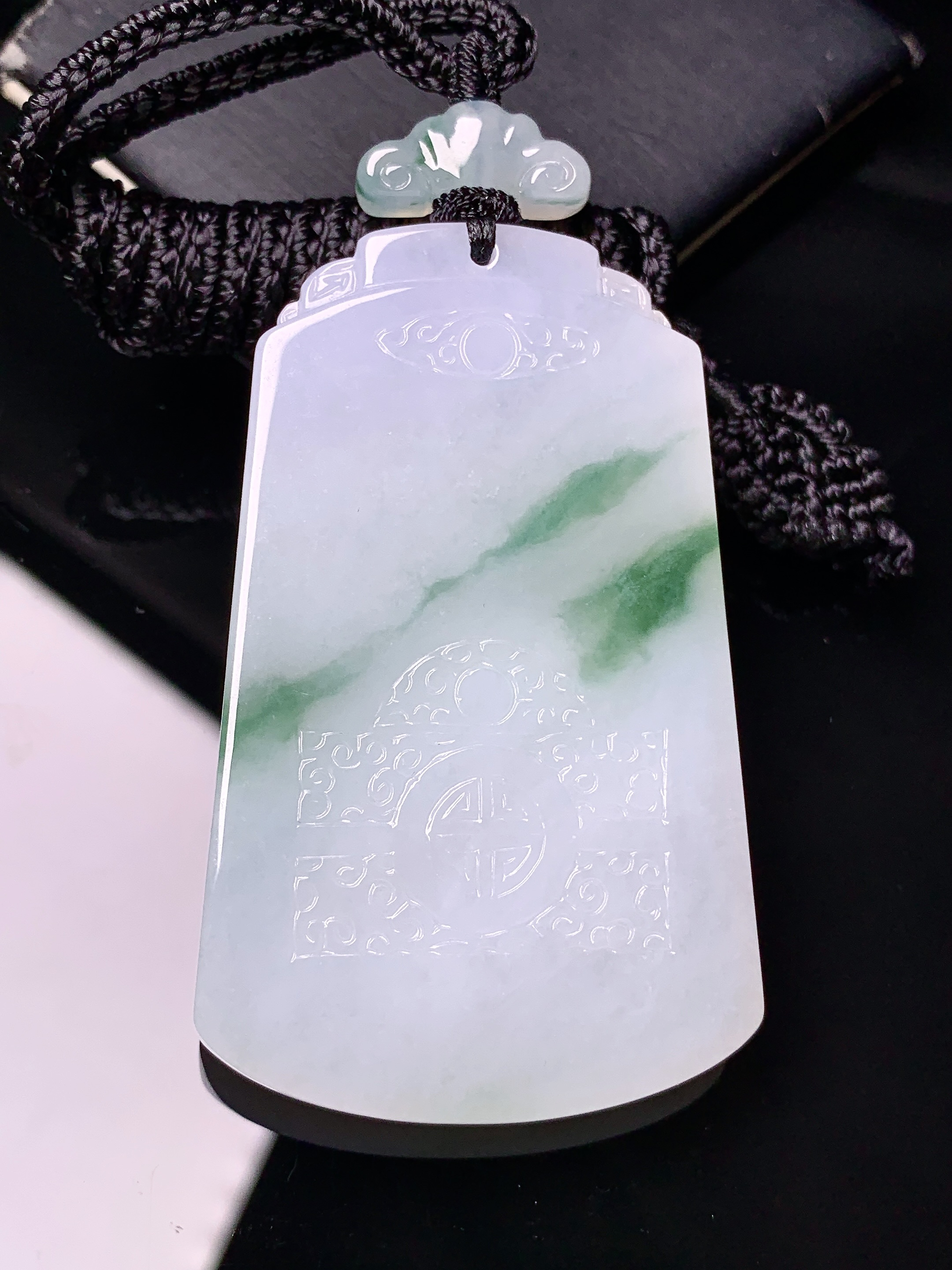 飘绿无事牌吊坠 玉质细腻 色泽艳丽清新 水润亮眼 整体尺寸57.6*35.2*5.5L1