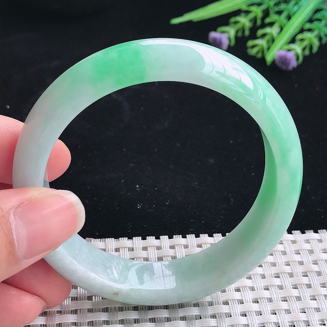 实拍A货翡翠57/14.6/8.2老坑精美温润飘阳绿手镯翡翠宽边玉镯平安镯美人镯