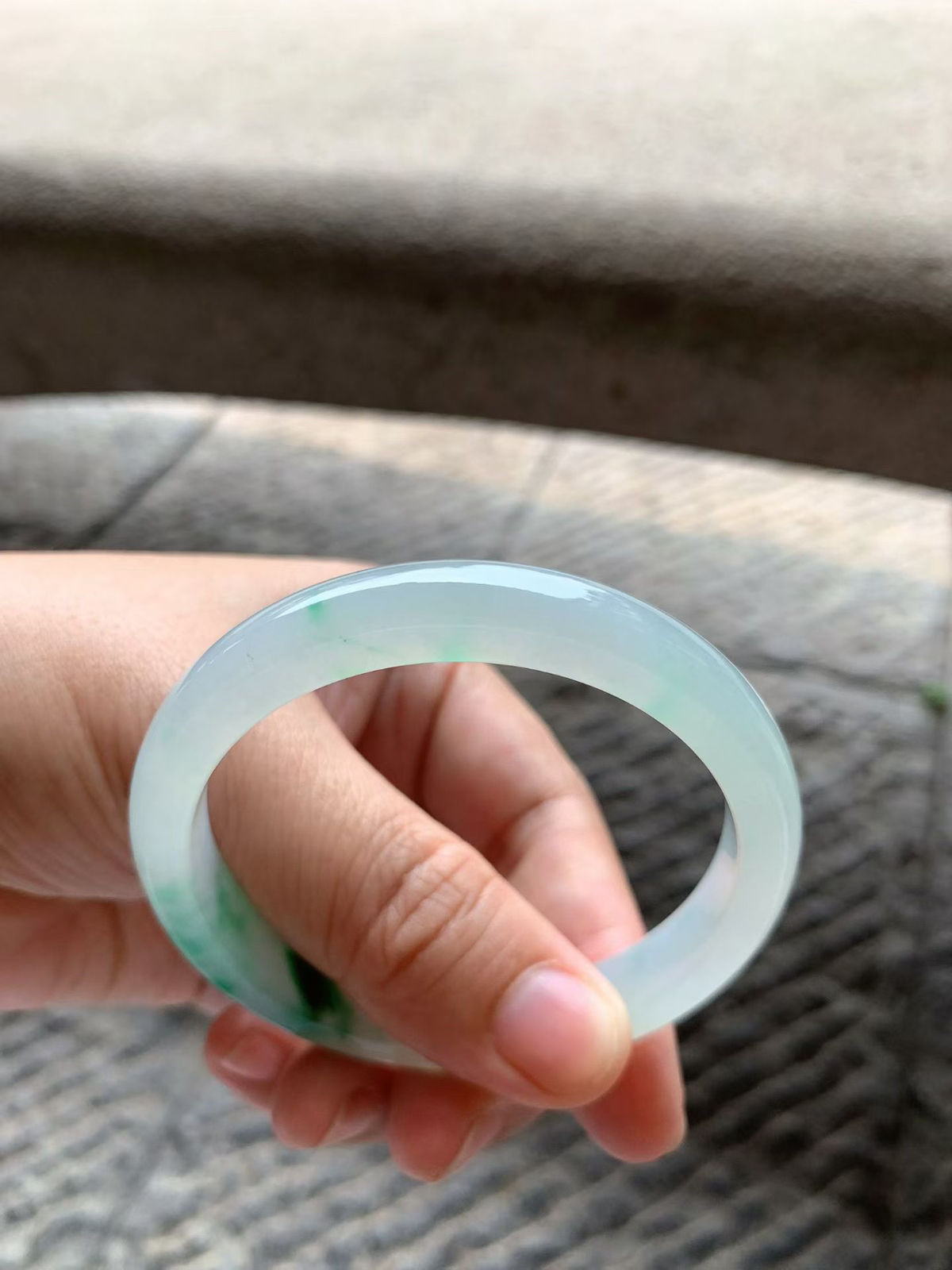 飘阳绿正圈手镯尺寸55.5*10*7.2 种质细腻，通透水润，胶润无比，底子干净清爽，翠色鲜阳，青翠耀眼！