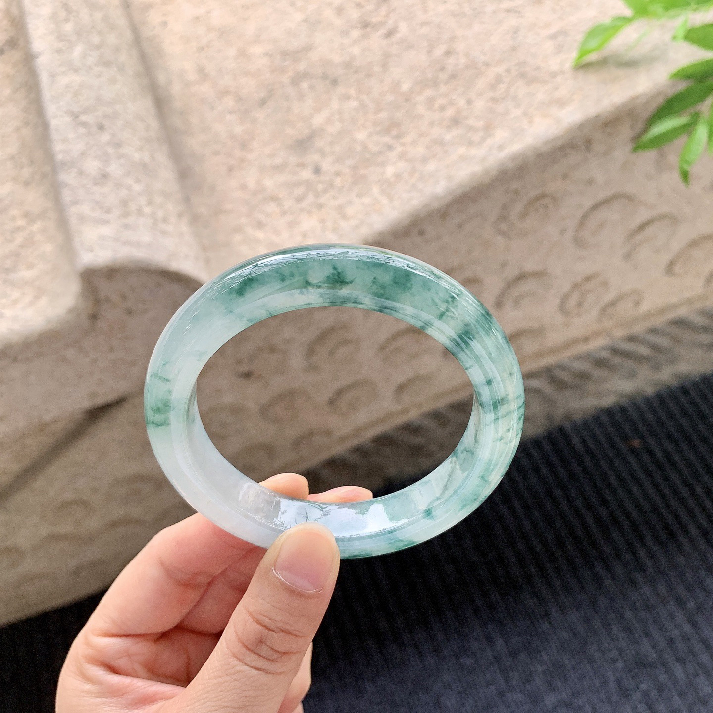 正圈56 57
【圈口】57/12/9.2
【描述】冰糯飘花，水润，种老，细腻，无纹裂！