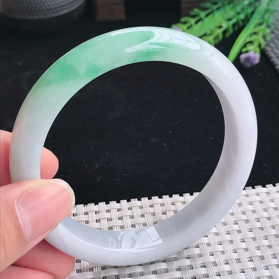 实拍A货翡翠62.5/12.5/8.5大圈口老坑精美温润飘绿手镯翡翠宽边玉镯平安镯美人镯