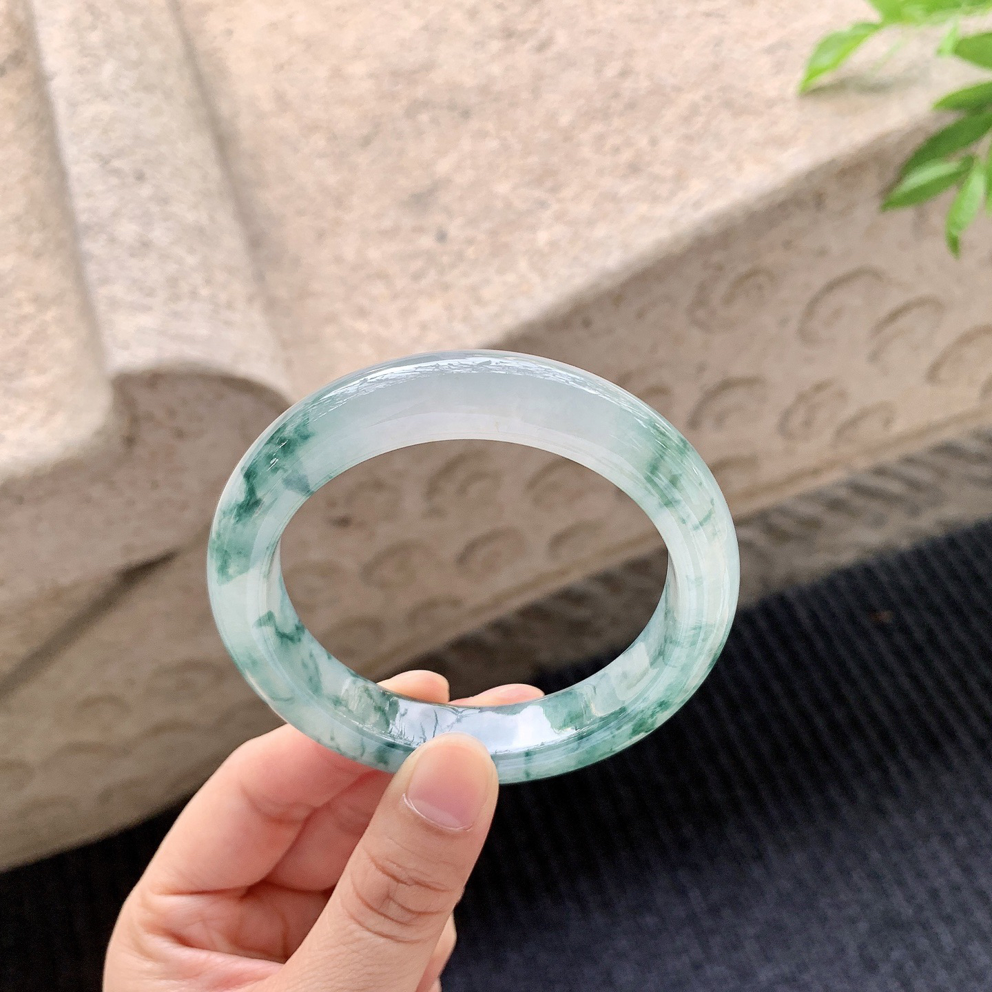 正圈56 57
【圈口】57/12/9.2
【描述】冰糯飘花，水润，种老，细腻，无纹裂！