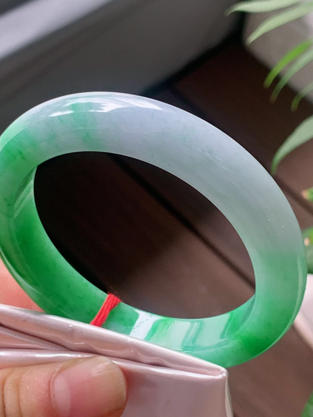 【翡翠名称】老坑种飘阳绿54.3正圈口手镯
【翡翠尺寸】54.3/11.4/9.2mm适合53-55.5正圈口佩戴
【翡翠描述】宝贝种老水足，玉质细腻，色泽靓丽，性价比高，佩戴效果好！
【其它赠送】权威证书/精美挂绳盒子/支持全国复检