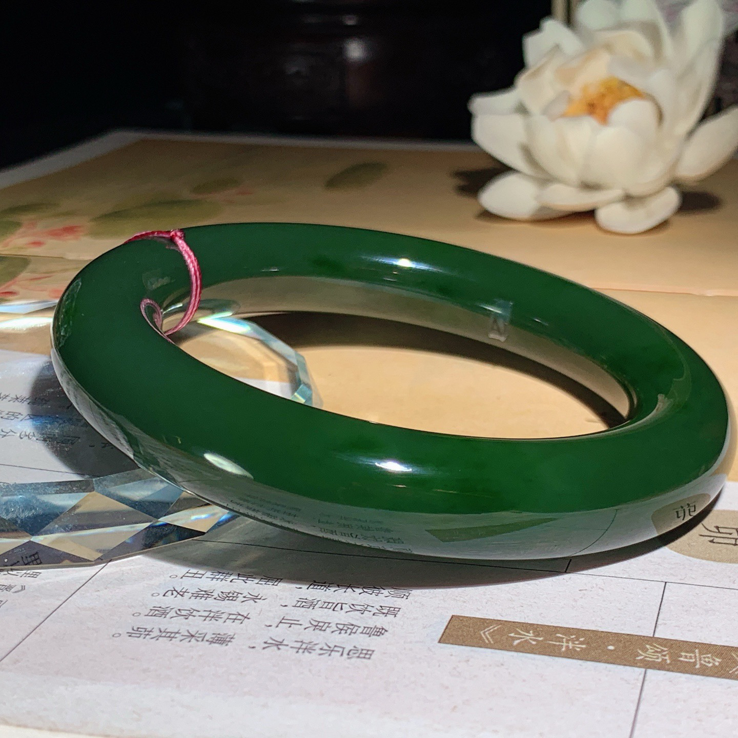 60圈口和田玉七号矿红皮料阳绿俄罗斯碧玉手镯！60圈口尺寸13/12重90.4克 玉质细腻油润 底色纯净 脂粉好，品质好。lt260413