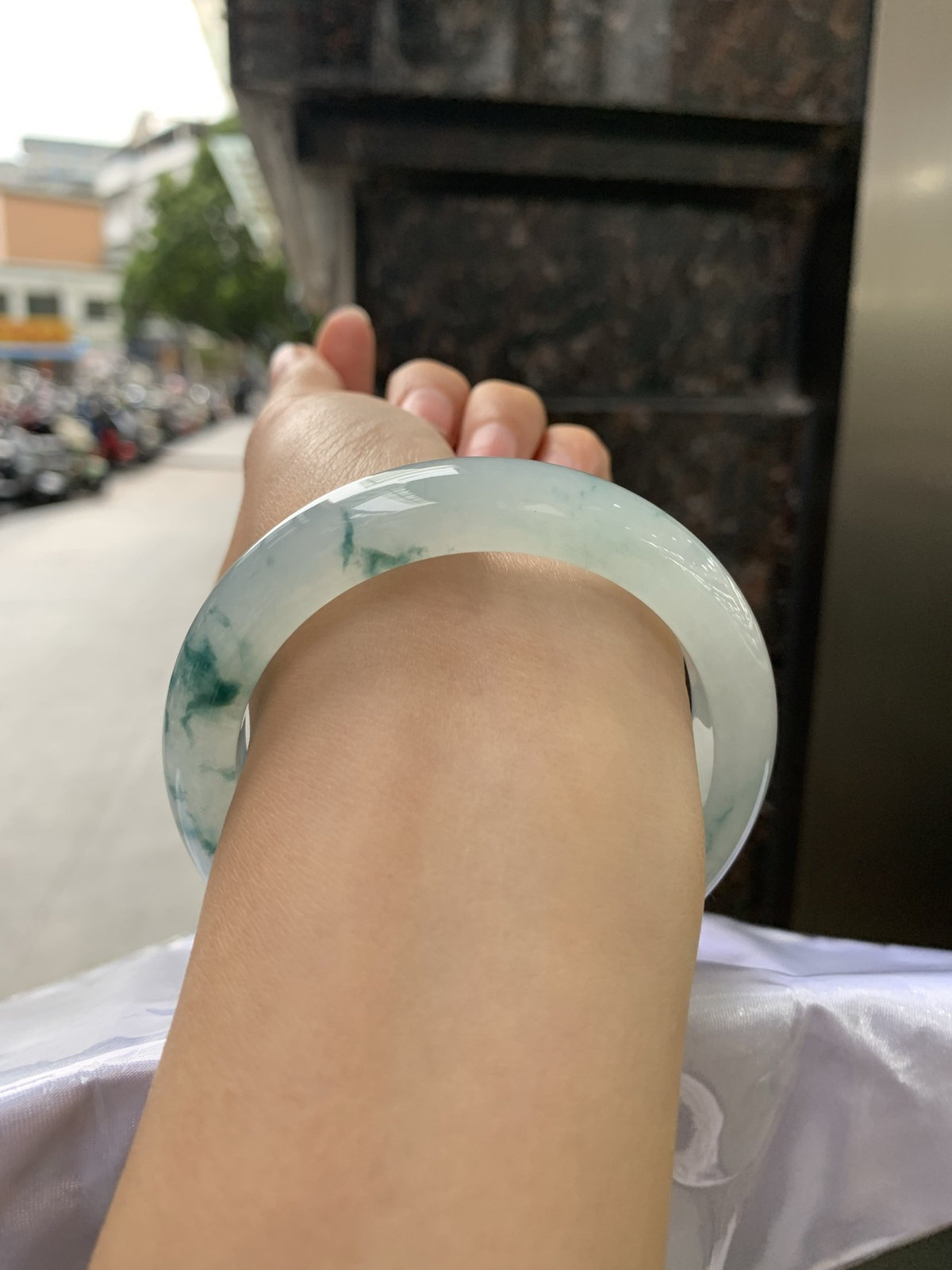 冰飘蓝花正圈，无暇
底妆冰润细腻，冰底中开出朵朵兰花，飘逸灵动，勾勒出一副唯美诗意的山水意境画，古典优雅又大气