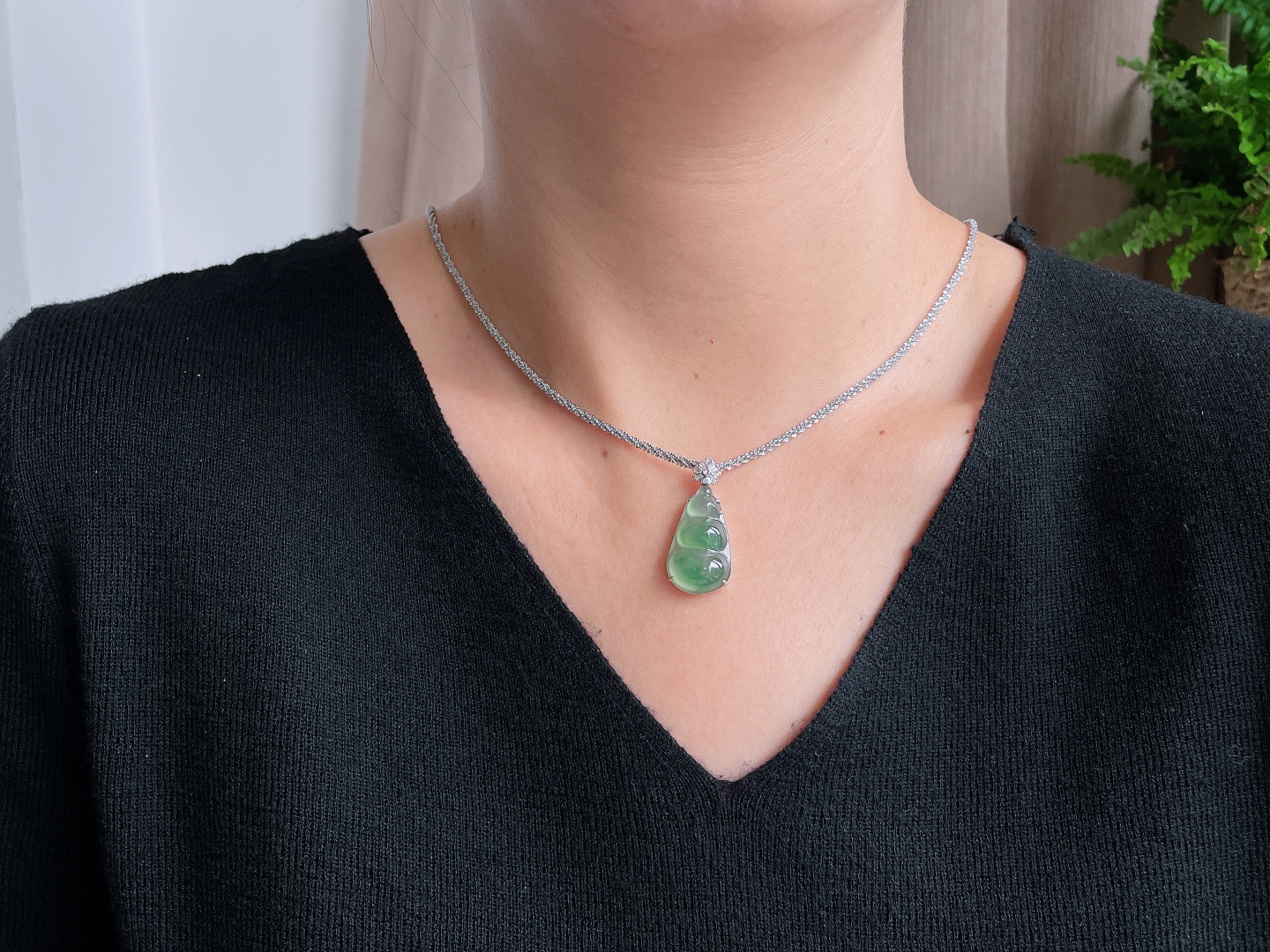 【镶嵌】冰晴绿豆子福豆吊坠 【说明】缅料 18k金镶嵌 无裂 性比高 【整体】31.8-14.6-7.6 【裸石】24.5-14.6-7.2 【重量】4.4克