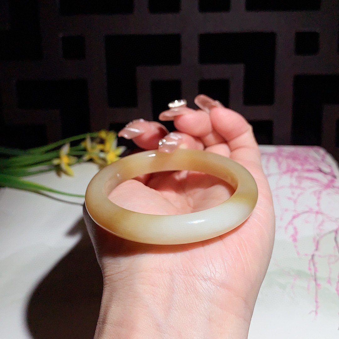 和田玉52.5圈且末糖手镯！玉质细腻油润 底色纯净 无裂无杂 脂粉好，品质高。